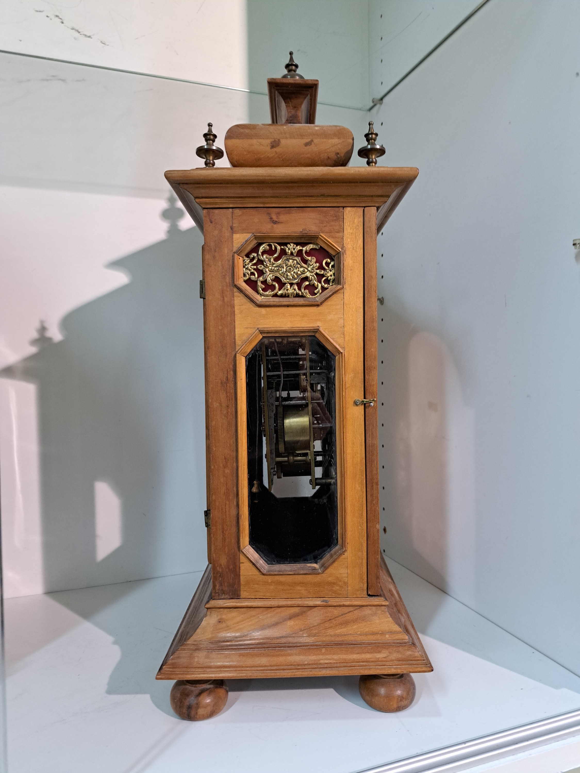 Detail g: Barockuhr, mit Carillon und Monat/Datumsanzeige, süddt. um 1780, Holzgehäuse reich profiliert, vierseitig verglast, verziertes Messingbogen ...