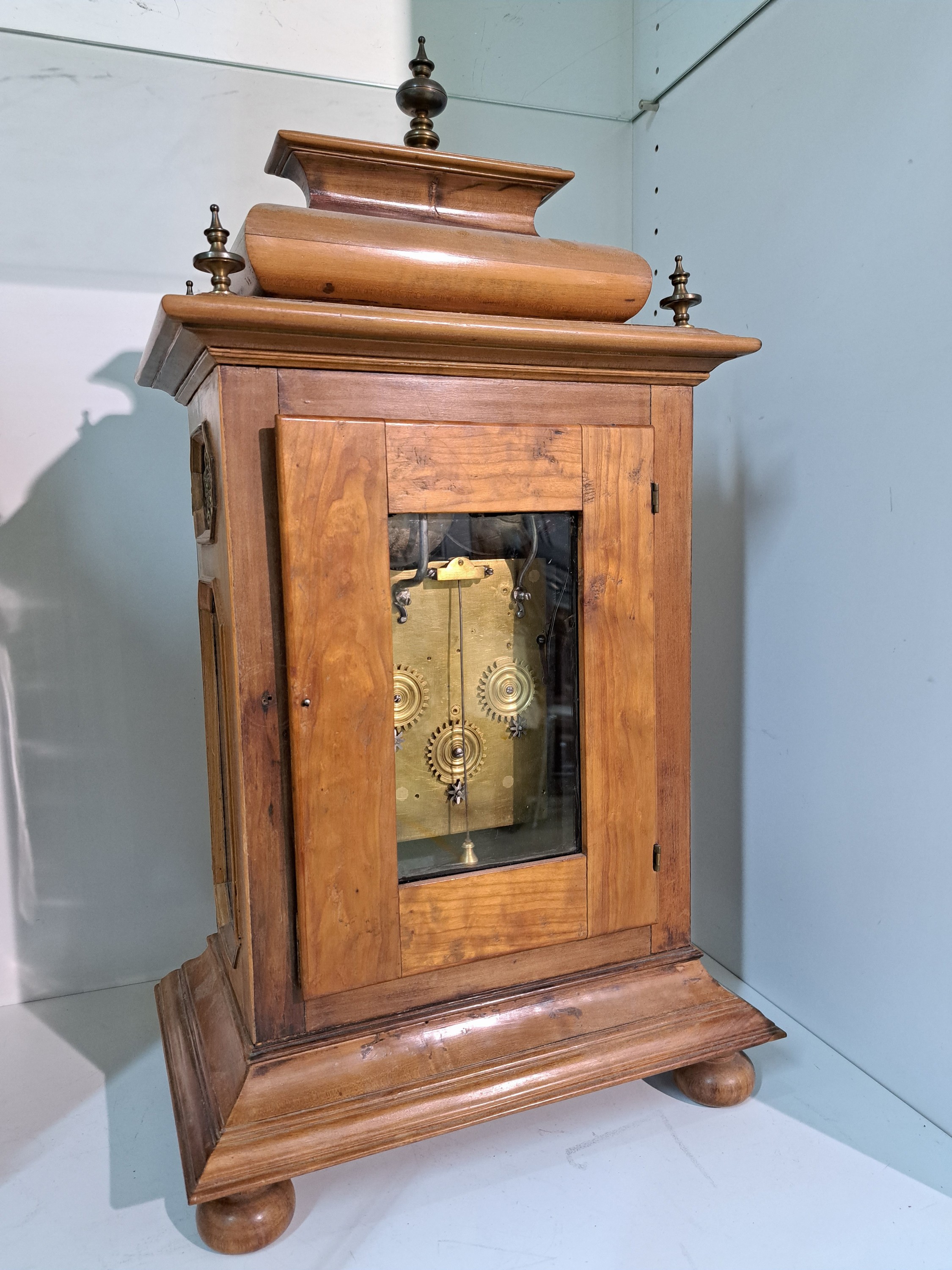 Detail h: Barockuhr, mit Carillon und Monat/Datumsanzeige, süddt. um 1780, Holzgehäuse reich profiliert, vierseitig verglast, verziertes Messingbogen ...