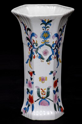 Image 26901342 - 6-eckige Blumenvase, China, Keramik, bunte Blumen- u. Blütenmalerei, z.T. abstrakt ...