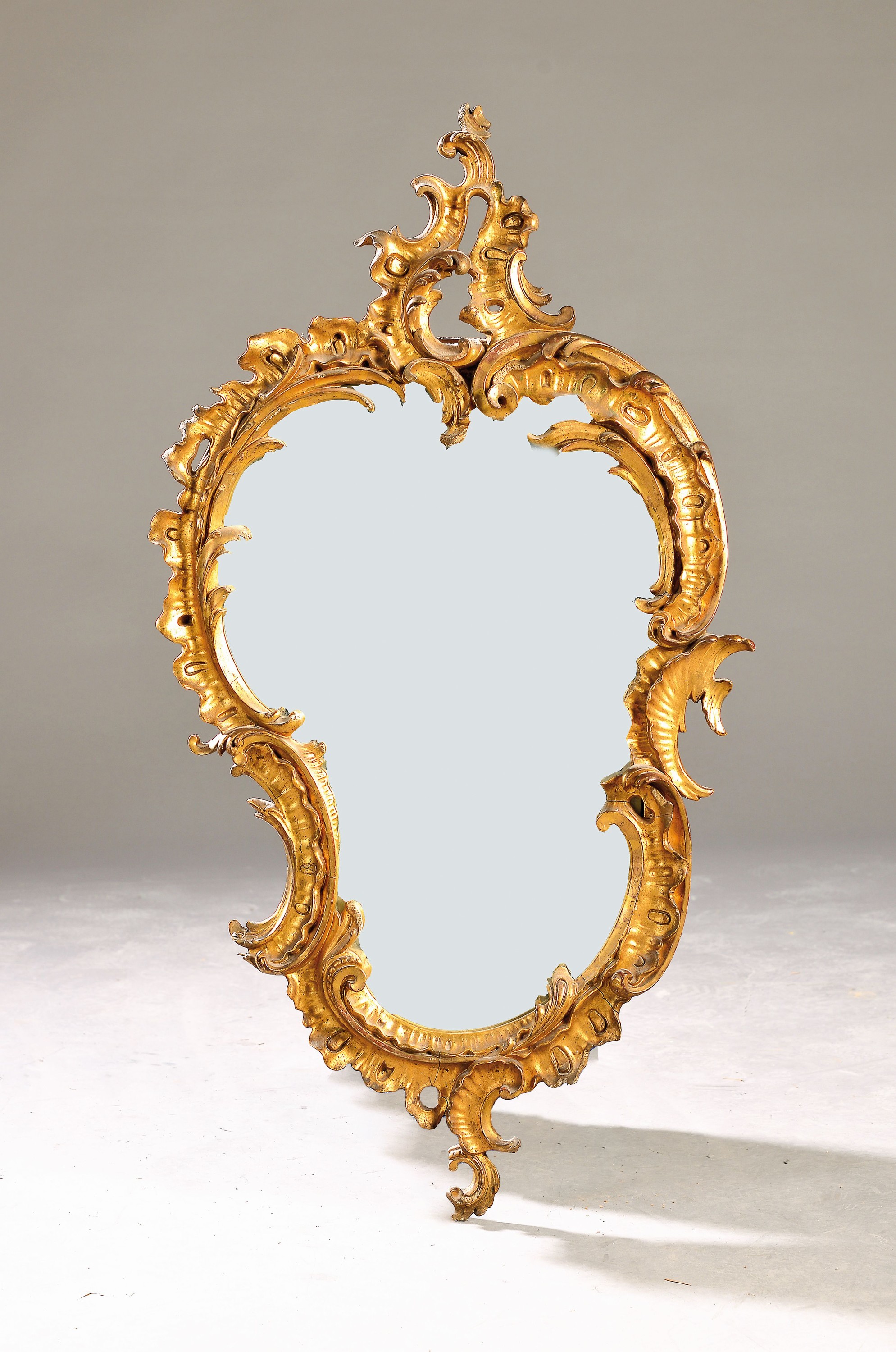 Spiegel, Rokokostil, um 1880/90, Holz gestuckt, Spiegelglas z.T.fleckig, l. Altersspuren, ca. 93 x 50 cm, EZ 2