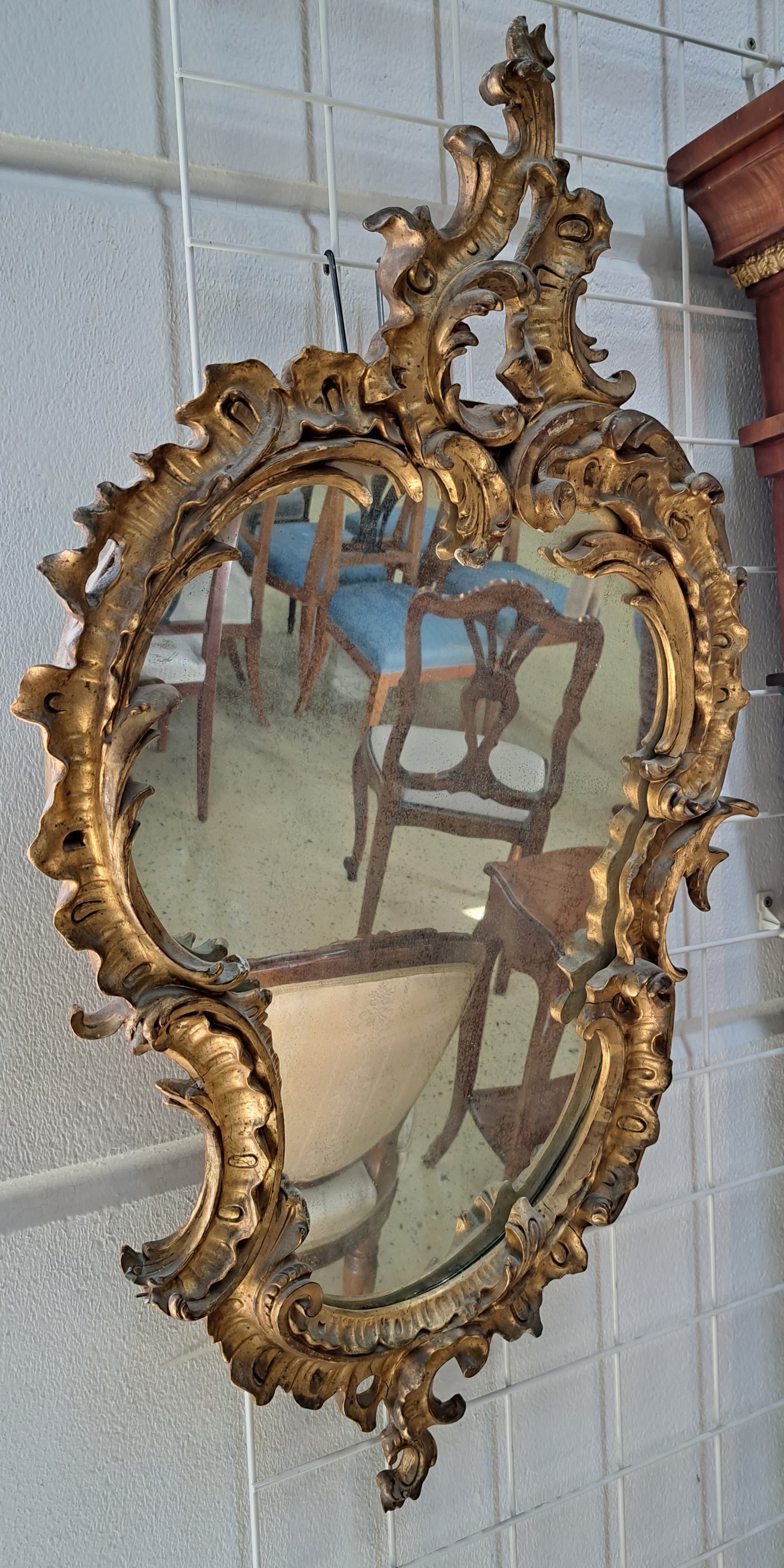 Detail b: Spiegel, Rokokostil, um 1880/90, Holz gestuckt, Spiegelglas z.T.fleckig, l. Altersspuren, ca. 93 x 50 cm, EZ 2