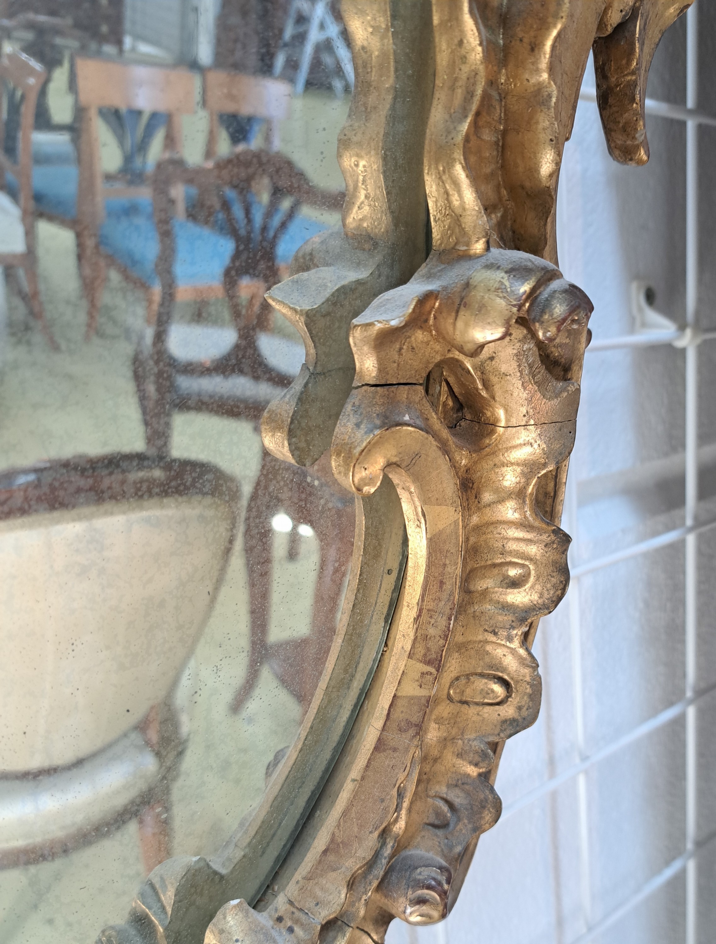 Detail e: Spiegel, Rokokostil, um 1880/90, Holz gestuckt, Spiegelglas z.T.fleckig, l. Altersspuren, ca. 93 x 50 cm, EZ 2