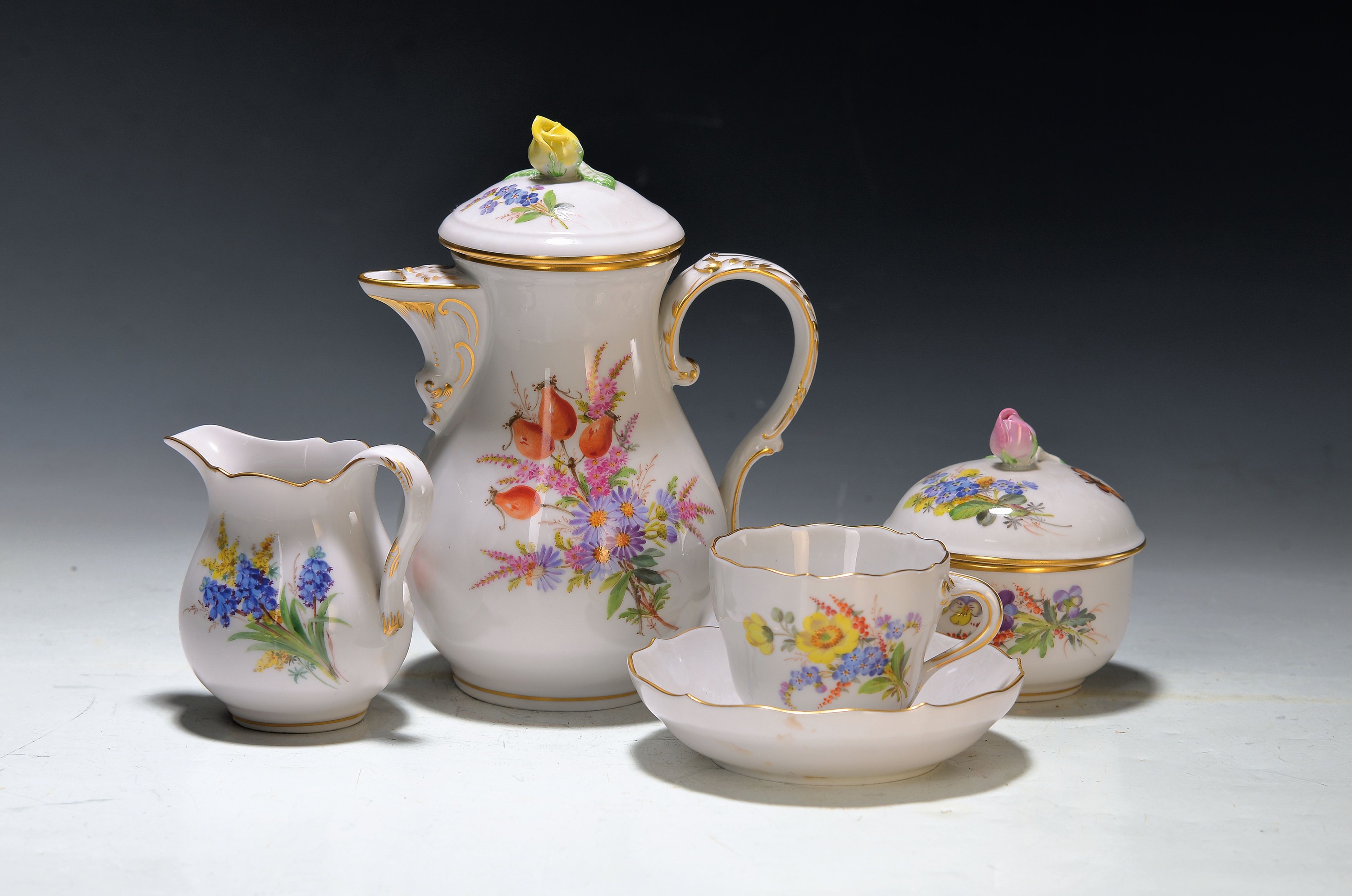 Mokkaset, Meissen, 2. Hälfte 20. Jh., Porzellan, Wiesenblumendekor, Mokkakanne, Zuckerdose, Milchkännchen und zwei Mokkatassen mit Untertassen, ...