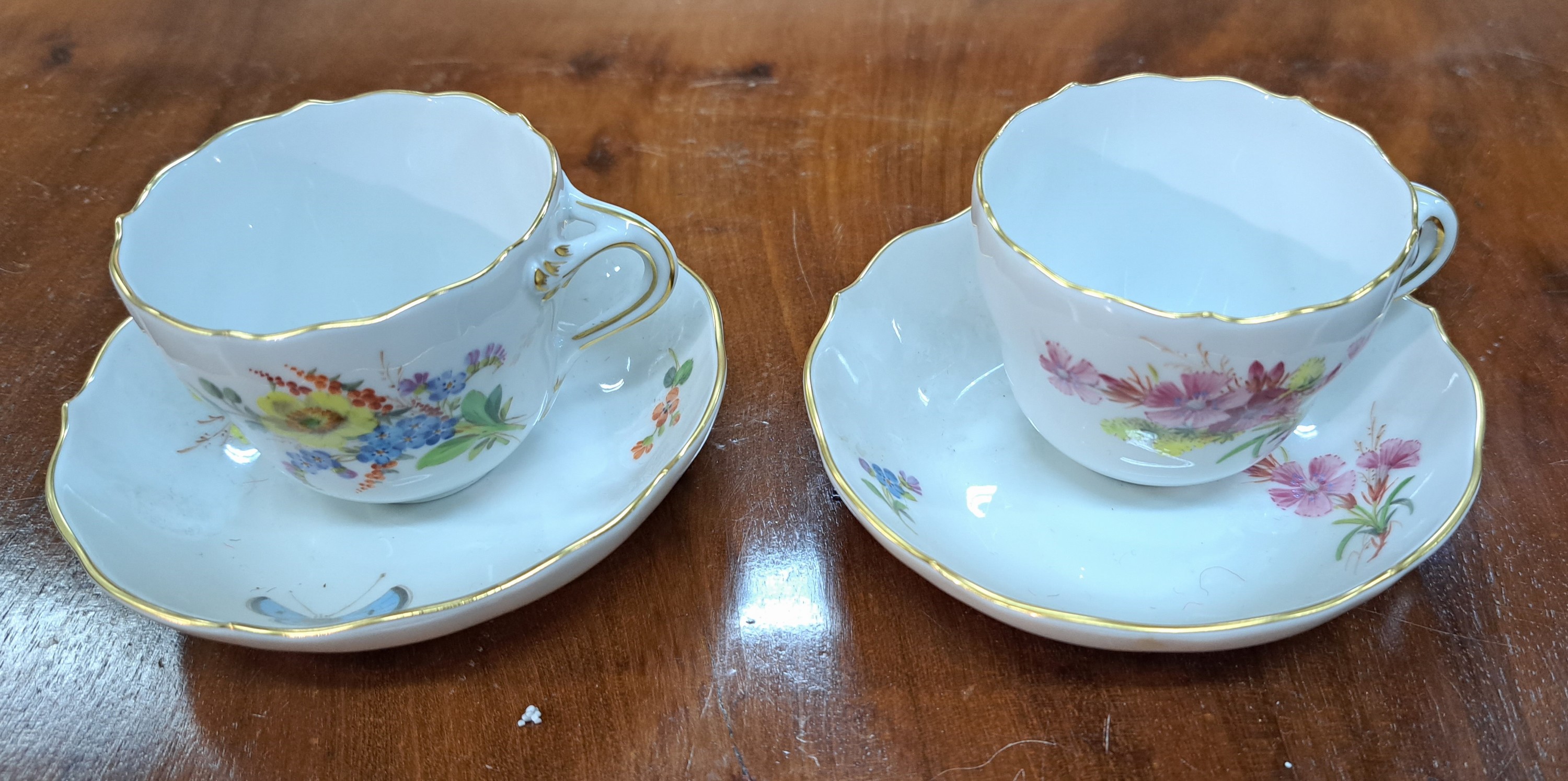 Detail a: Mokkaset, Meissen, 2. Hälfte 20. Jh., Porzellan, Wiesenblumendekor, Mokkakanne, Zuckerdose, Milchkännchen und zwei Mokkatassen mit Untertassen, ...