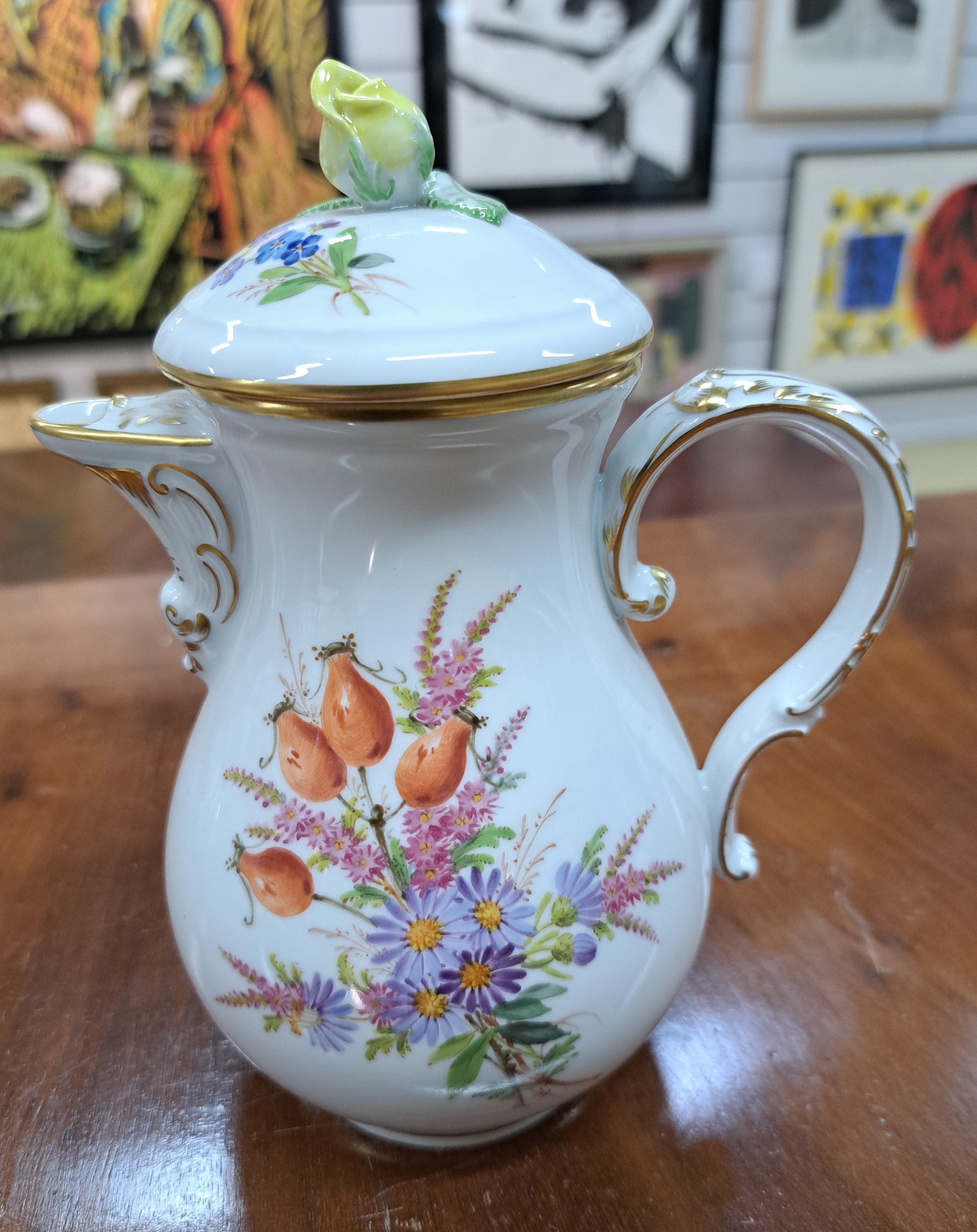 Detail b: Mokkaset, Meissen, 2. Hälfte 20. Jh., Porzellan, Wiesenblumendekor, Mokkakanne, Zuckerdose, Milchkännchen und zwei Mokkatassen mit Untertassen, ...