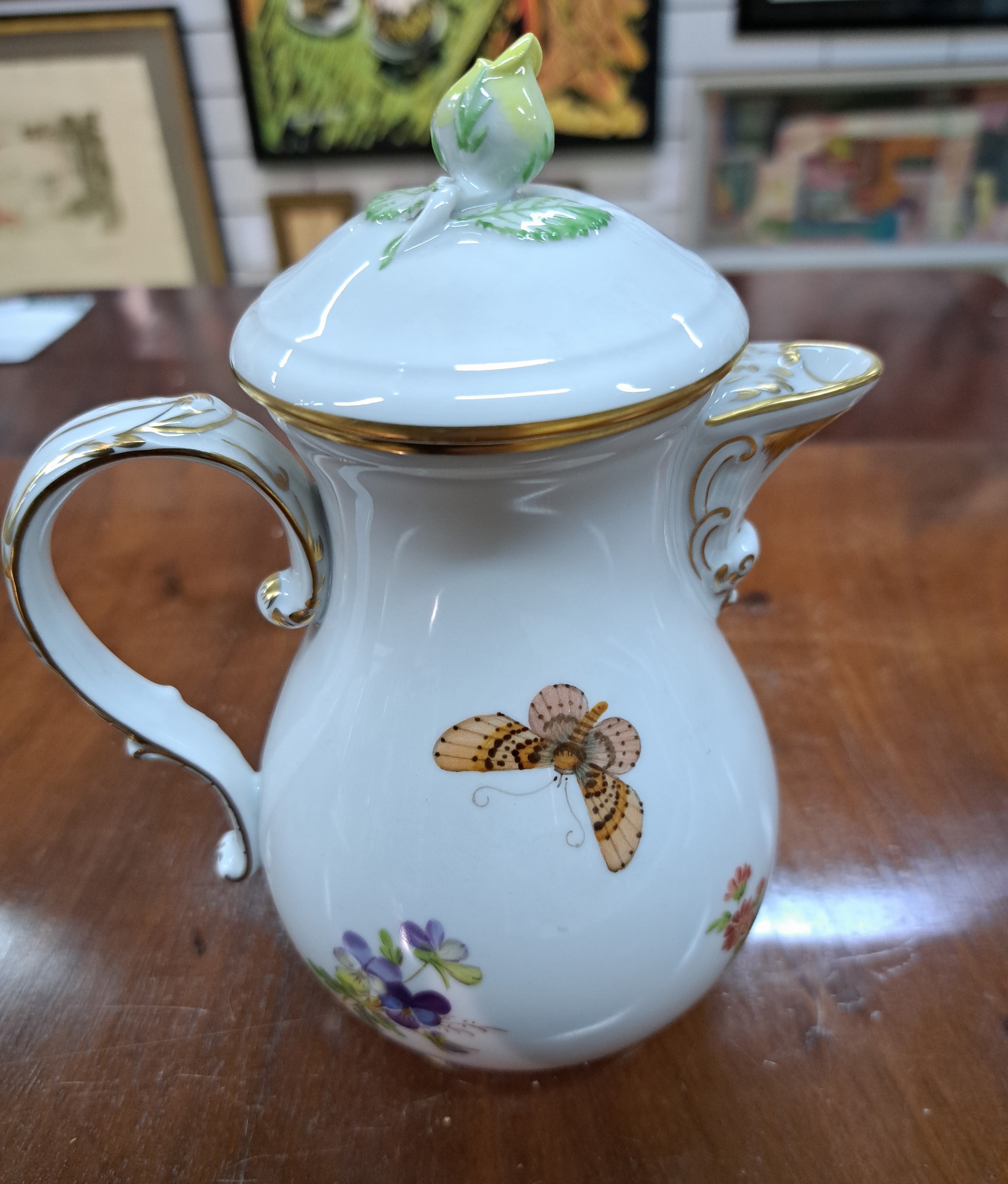 Detail c: Mokkaset, Meissen, 2. Hälfte 20. Jh., Porzellan, Wiesenblumendekor, Mokkakanne, Zuckerdose, Milchkännchen und zwei Mokkatassen mit Untertassen, ...