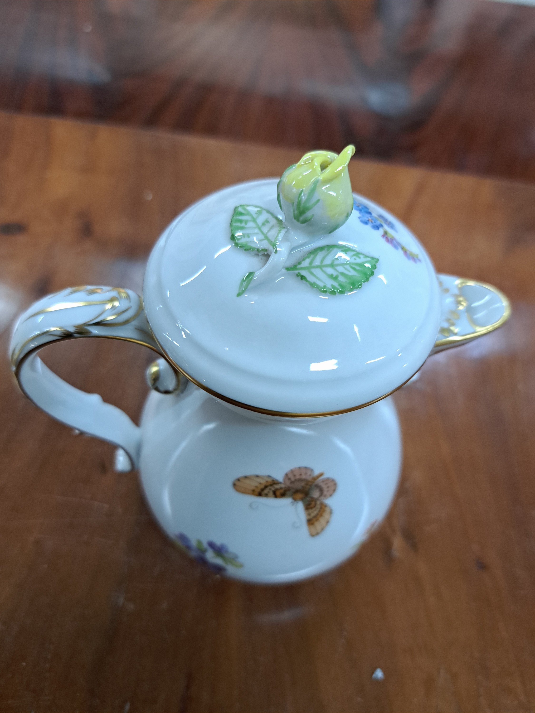 Detail d: Mokkaset, Meissen, 2. Hälfte 20. Jh., Porzellan, Wiesenblumendekor, Mokkakanne, Zuckerdose, Milchkännchen und zwei Mokkatassen mit Untertassen, ...