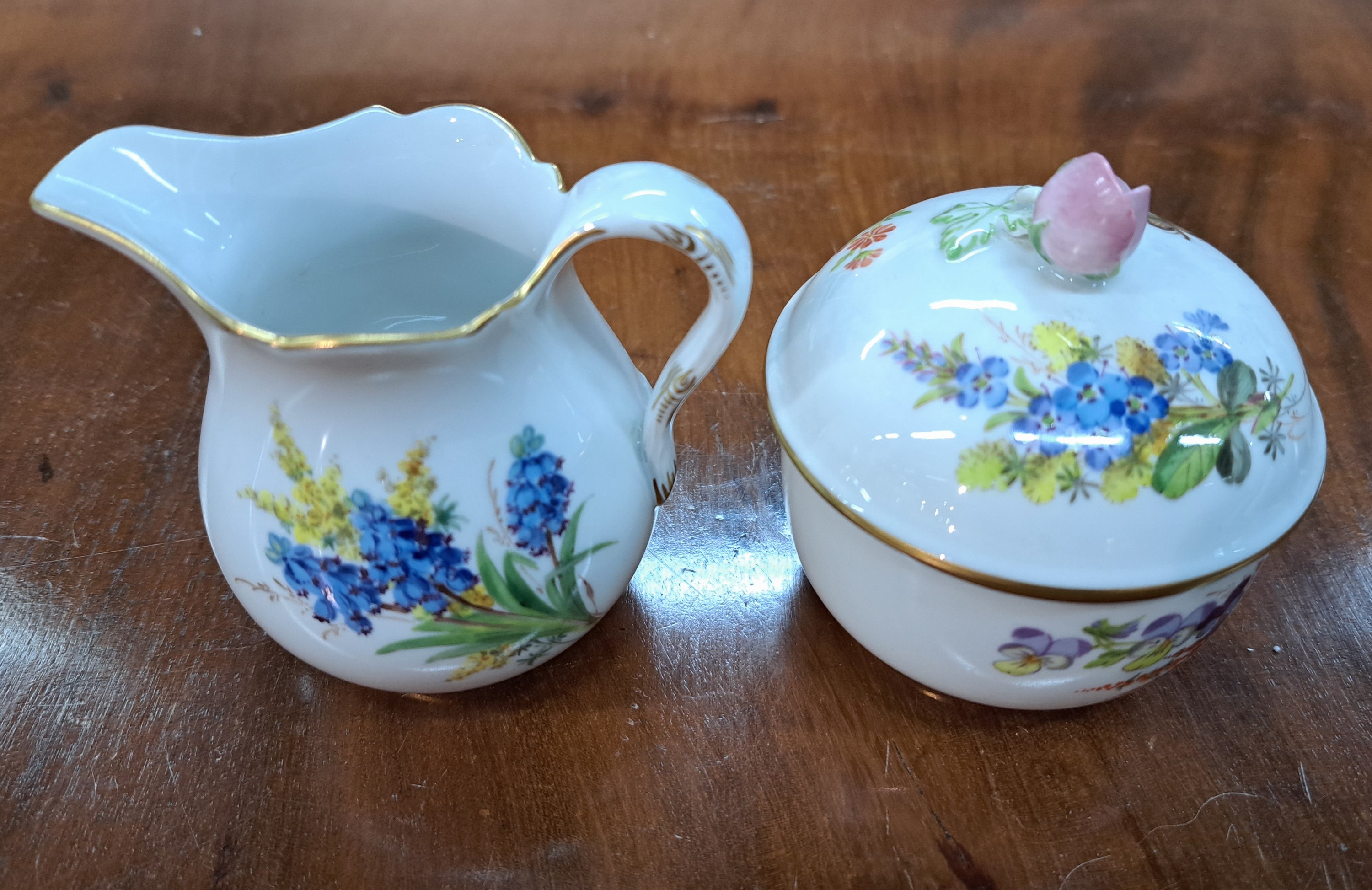 Detail e: Mokkaset, Meissen, 2. Hälfte 20. Jh., Porzellan, Wiesenblumendekor, Mokkakanne, Zuckerdose, Milchkännchen und zwei Mokkatassen mit Untertassen, ...