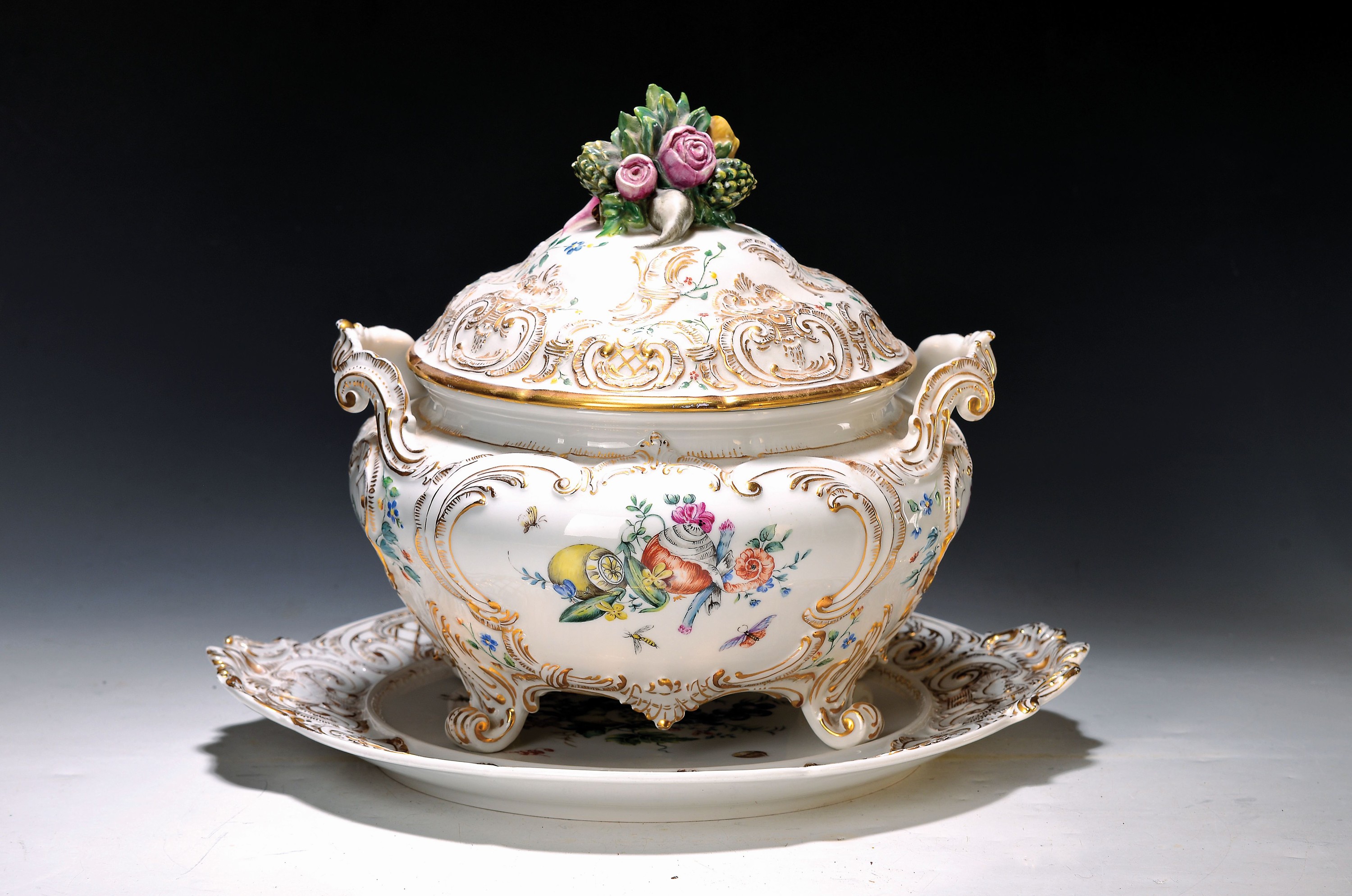 Deckelterrine mit Presentoire, KPM Berlin, um 1880/90, Porzellan, Hausmalerei, Obstbukett, Goldstaffage, H. ca. 31 cm, L. Tablett ca. 39 cm, l. ...