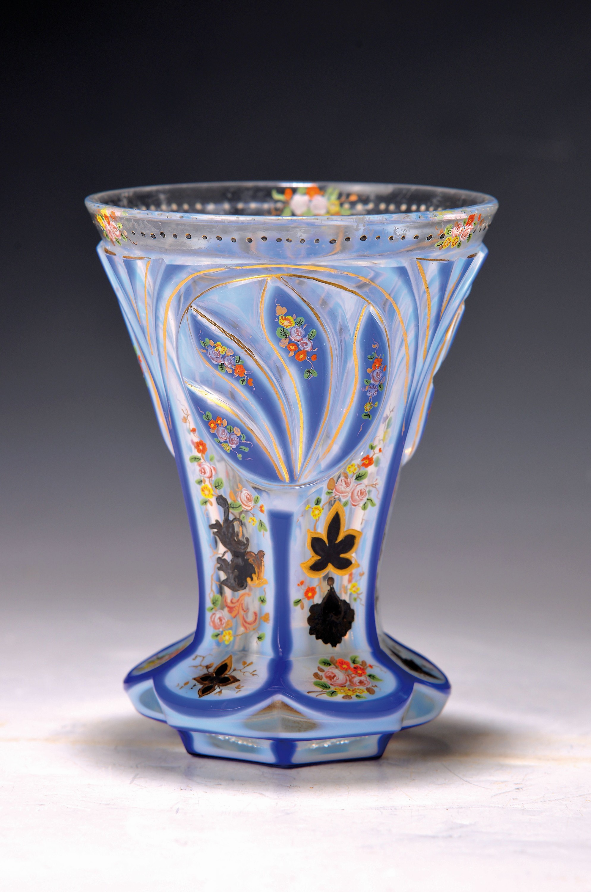Pokalglas, deutsch, um 1830/50, farbloses Glas, mit weißem und blauem Überfang, feine florale Emailmalerei, z.T. versilbert und vergoldet, Reste ...