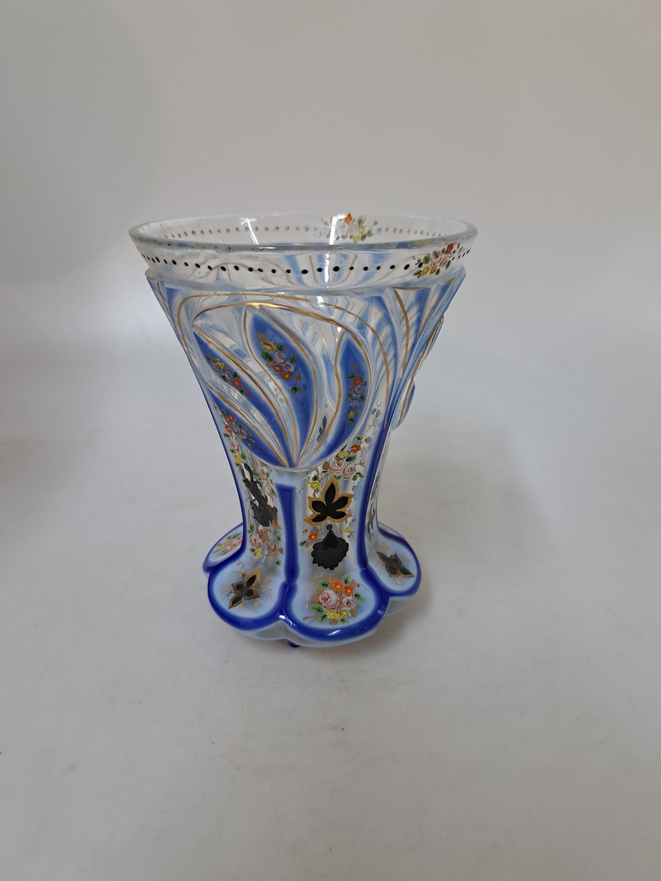 Detail a: Pokalglas, deutsch, um 1830/50, farbloses Glas, mit weißem und blauem Überfang, feine florale Emailmalerei, z.T. versilbert und vergoldet, Reste ...