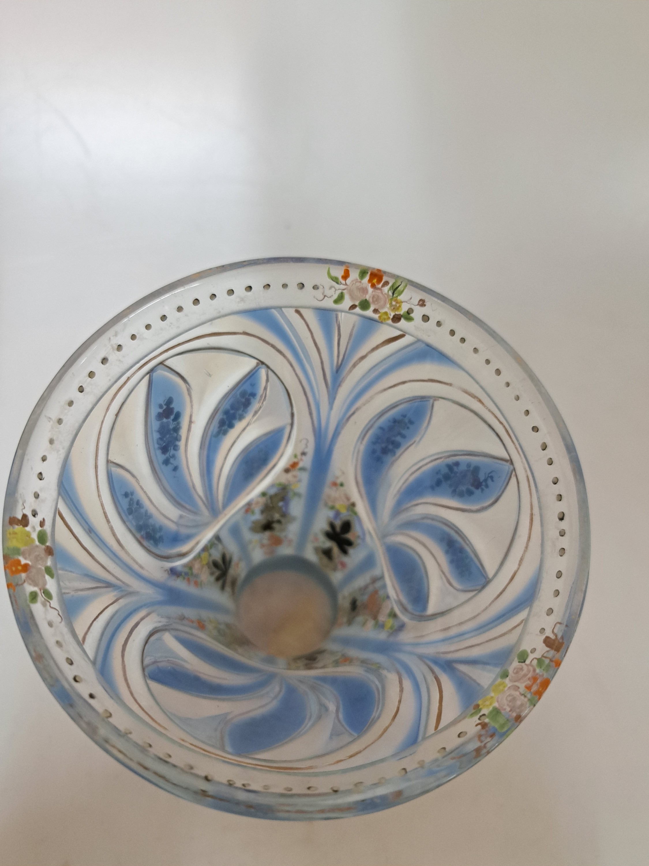 Detail b: Pokalglas, deutsch, um 1830/50, farbloses Glas, mit weißem und blauem Überfang, feine florale Emailmalerei, z.T. versilbert und vergoldet, Reste ...