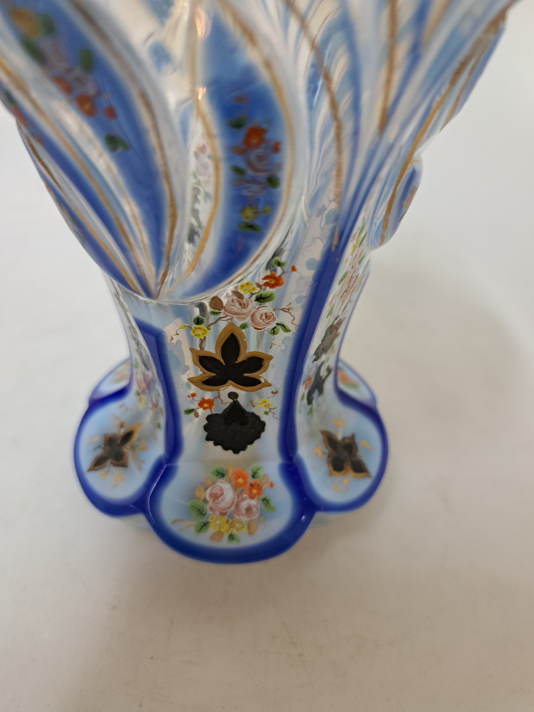 Detail c: Pokalglas, deutsch, um 1830/50, farbloses Glas, mit weißem und blauem Überfang, feine florale Emailmalerei, z.T. versilbert und vergoldet, Reste ...