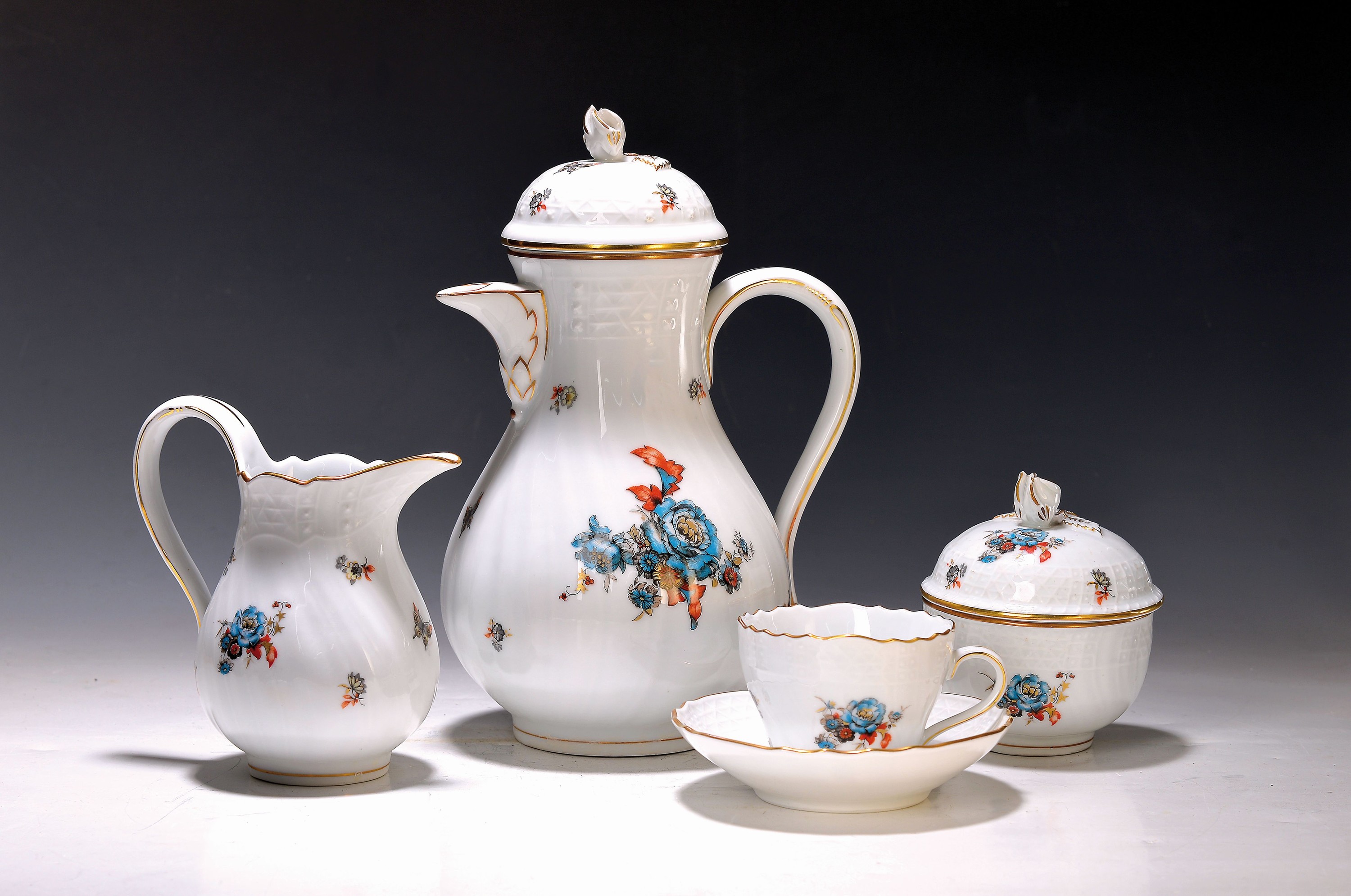 Kaffeeservice, Teichert, wohl 20/30er Jahre, Porzellan, Form Neubrandenstein, Blumendekor, Goldstaffage, Kaffeekanne, 12 Tassen mit Untertassen, ...