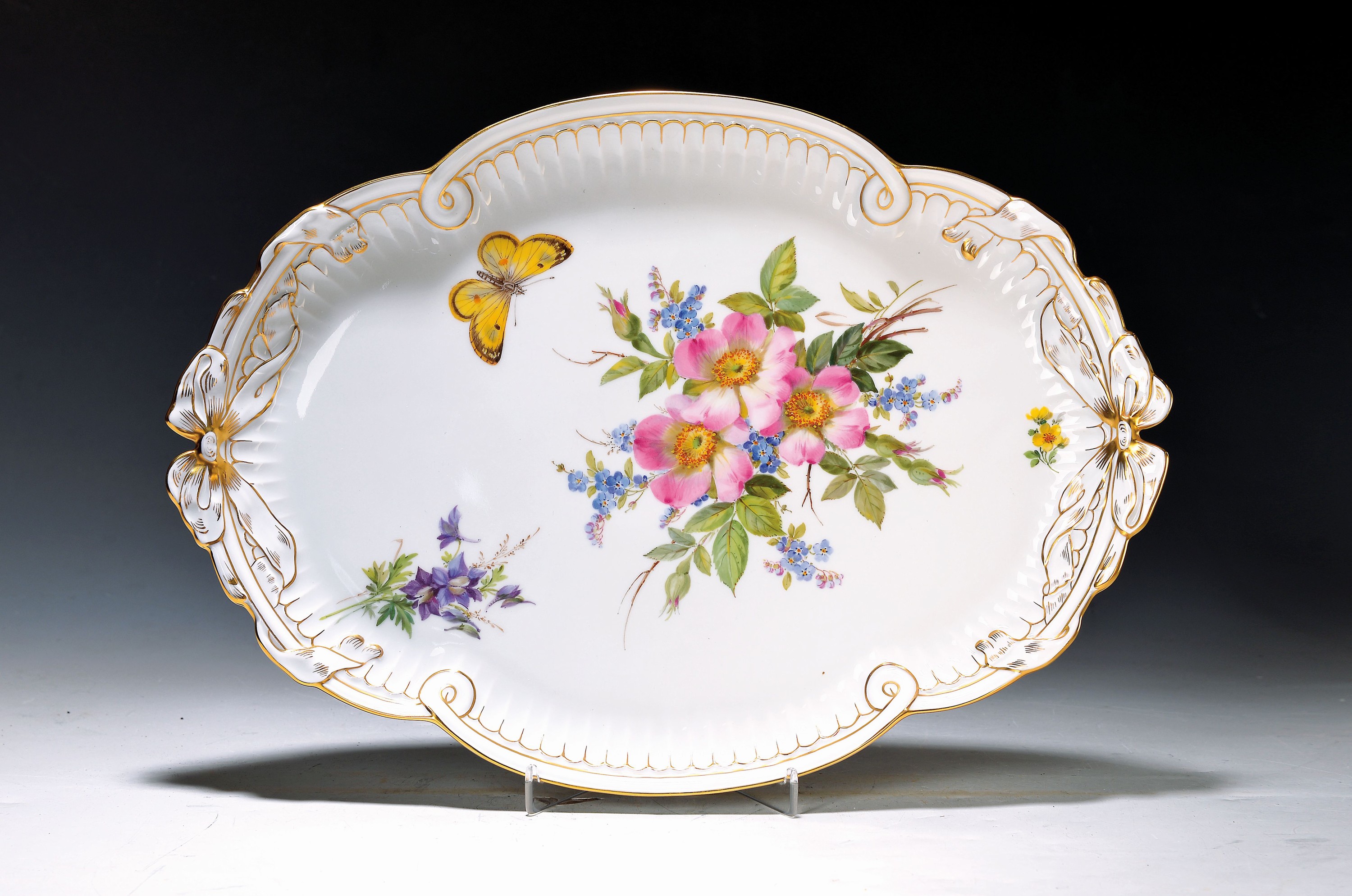 Tablett, Meissen, 20. Jh., Heckenrosen mit Vergissmeinnicht, feine polychrome Bemalung, ca. 40 x 28.5 cm