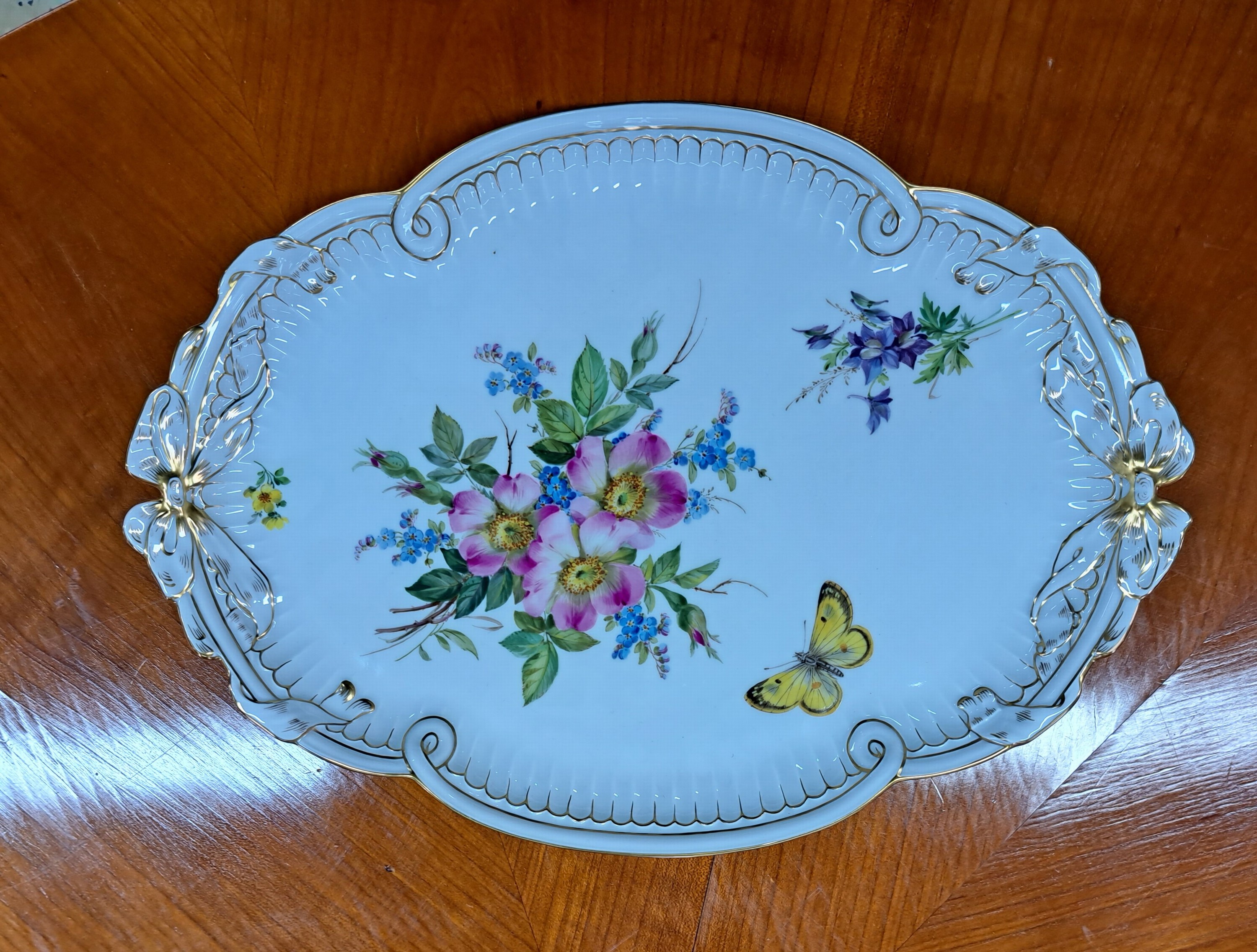 Detail a: Tablett, Meissen, 20. Jh., Heckenrosen mit Vergissmeinnicht, feine polychrome Bemalung, ca. 40 x 28.5 cm