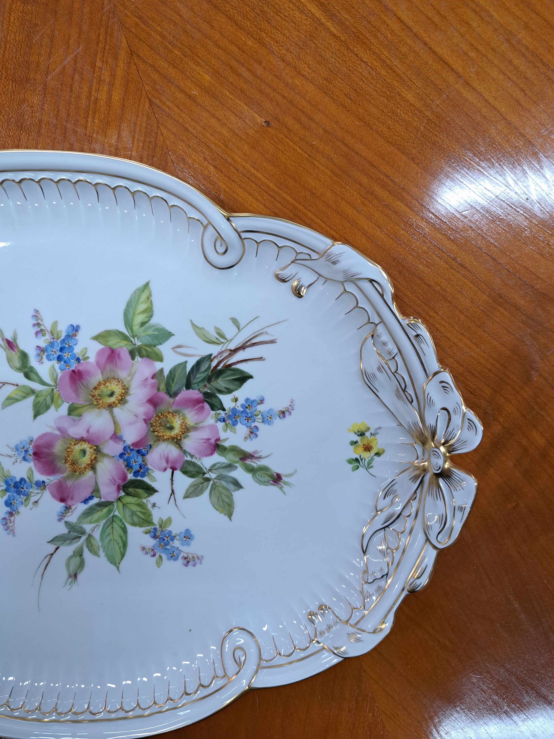 Detail b: Tablett, Meissen, 20. Jh., Heckenrosen mit Vergissmeinnicht, feine polychrome Bemalung, ca. 40 x 28.5 cm