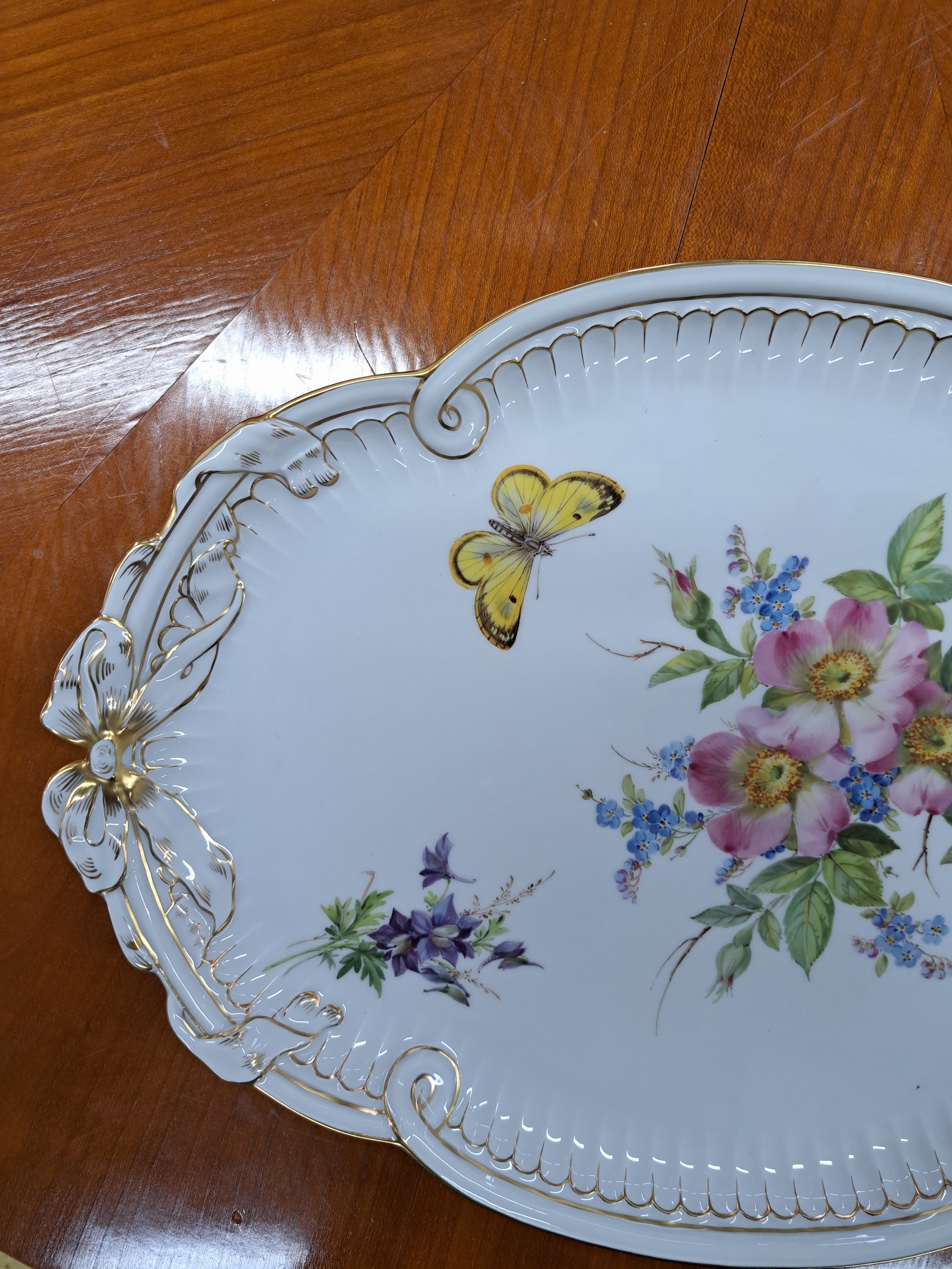 Detail c: Tablett, Meissen, 20. Jh., Heckenrosen mit Vergissmeinnicht, feine polychrome Bemalung, ca. 40 x 28.5 cm