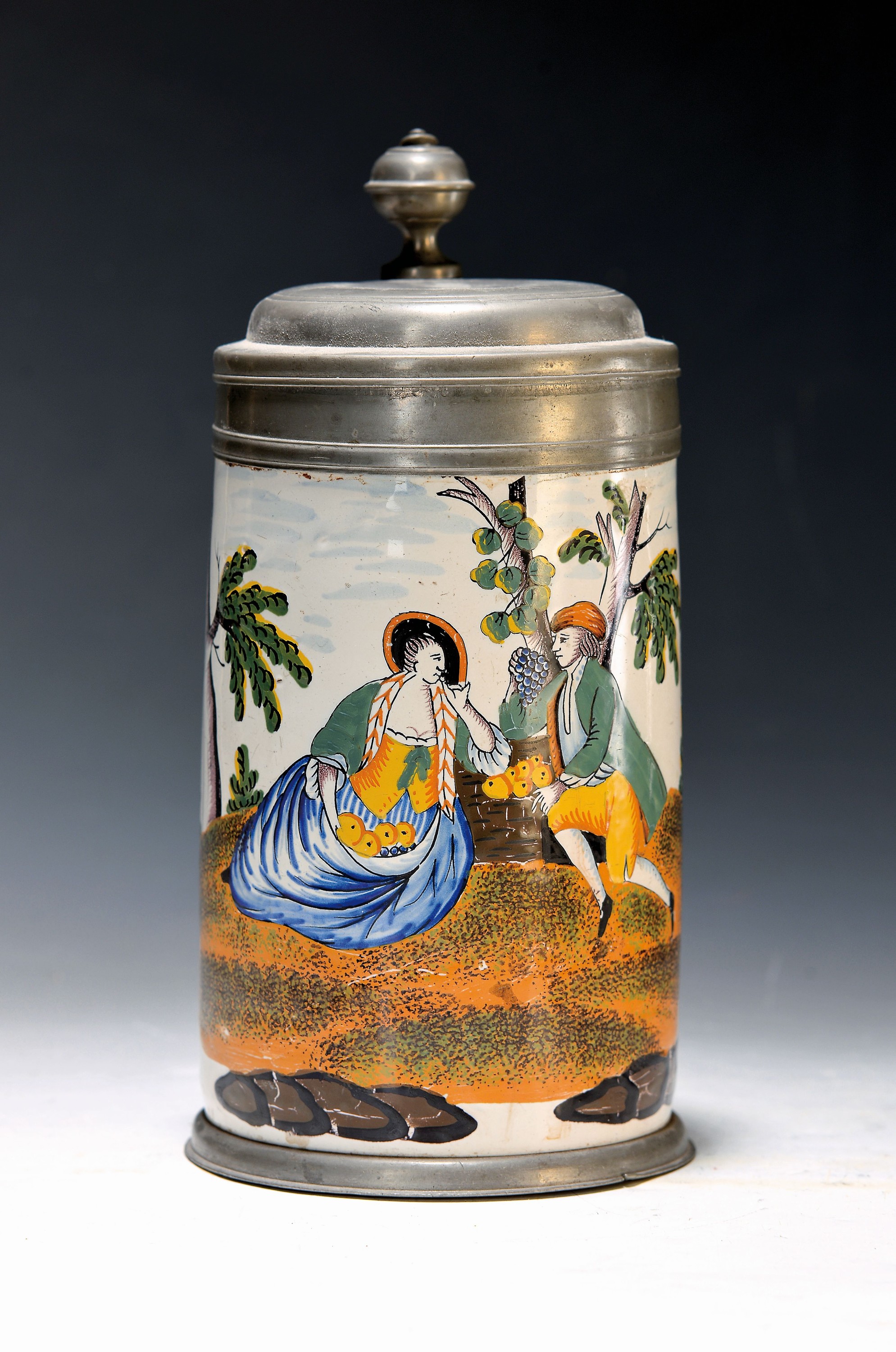 Walzenkrug/Fayencekrug, Crailsheim, um 1770/80, Fayence mit weißer Engobe, polychrom mit Scharffeuerfarben bemalt, Gärtnerpaar mit Obst unter einem ...