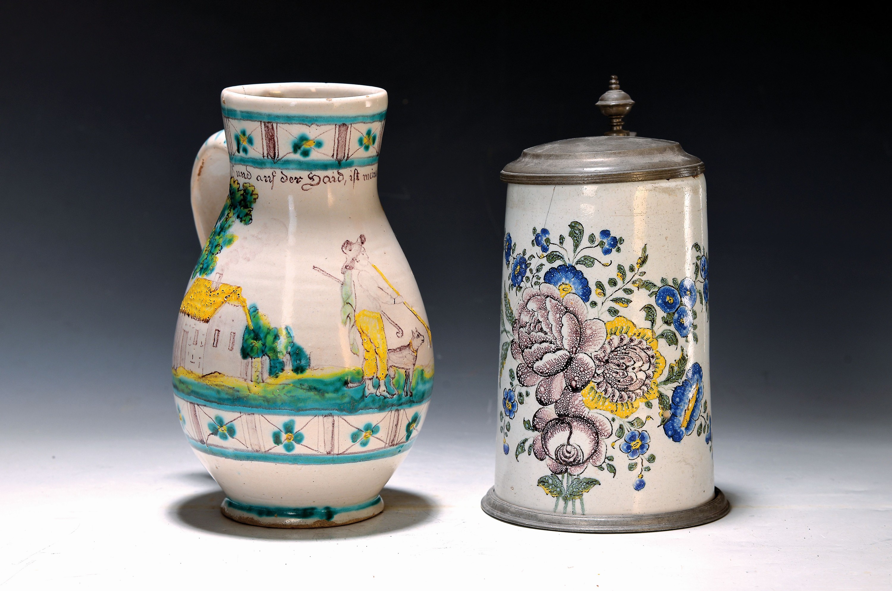 2 Krüge: Schrezheimer Walzenkrug, um 1760/70, Fayence, mit Blumenbukettmalerei, weiße Engobe, Wandung haarrissig, Rand l. besch., Zinndeckel ...