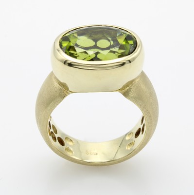 26901458a - Ring mit Peridot, GG 585/000, mattierte Ringschiene, erhöhter Ringkopf, ovaler, ...