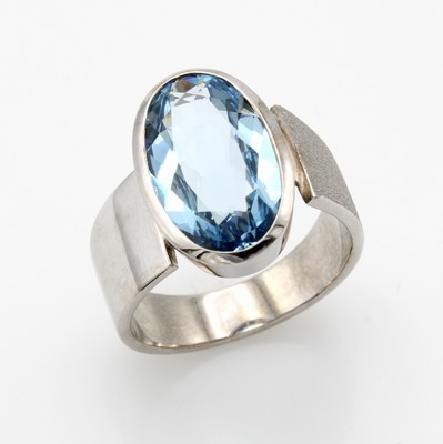 26901462a - Ring mit Aquamarin, WG 750/000, asymmetr. Ringschiene z.T. matt., ovaler, fac. ...