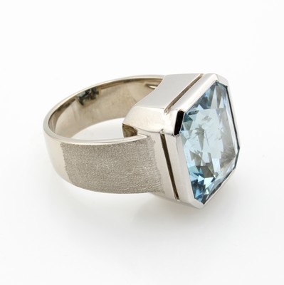 26901468a - Ring mit Aquamarin, WG 585/000, matt. Ringschultern, achteck. Aquamarin ca. 12.34 ct, RW ...