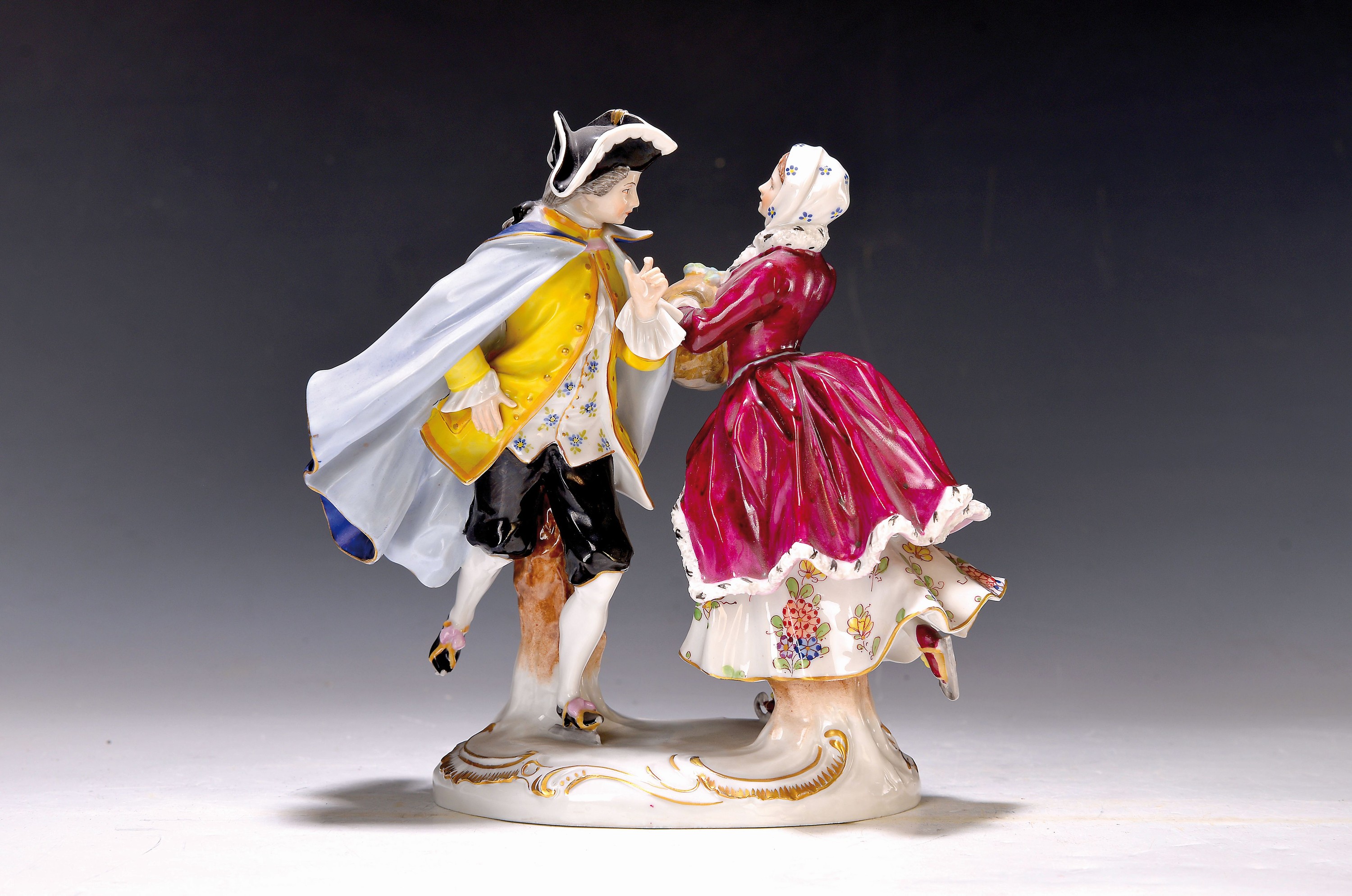 Porzellanfigur, Älteste Volkstedter Porzellanmanufaktur, 1915-36, schlittschuhlaufendes Paar, bestoßen, polychrom bemalt, Goldstaffage, ca. 20 x 19 ...
