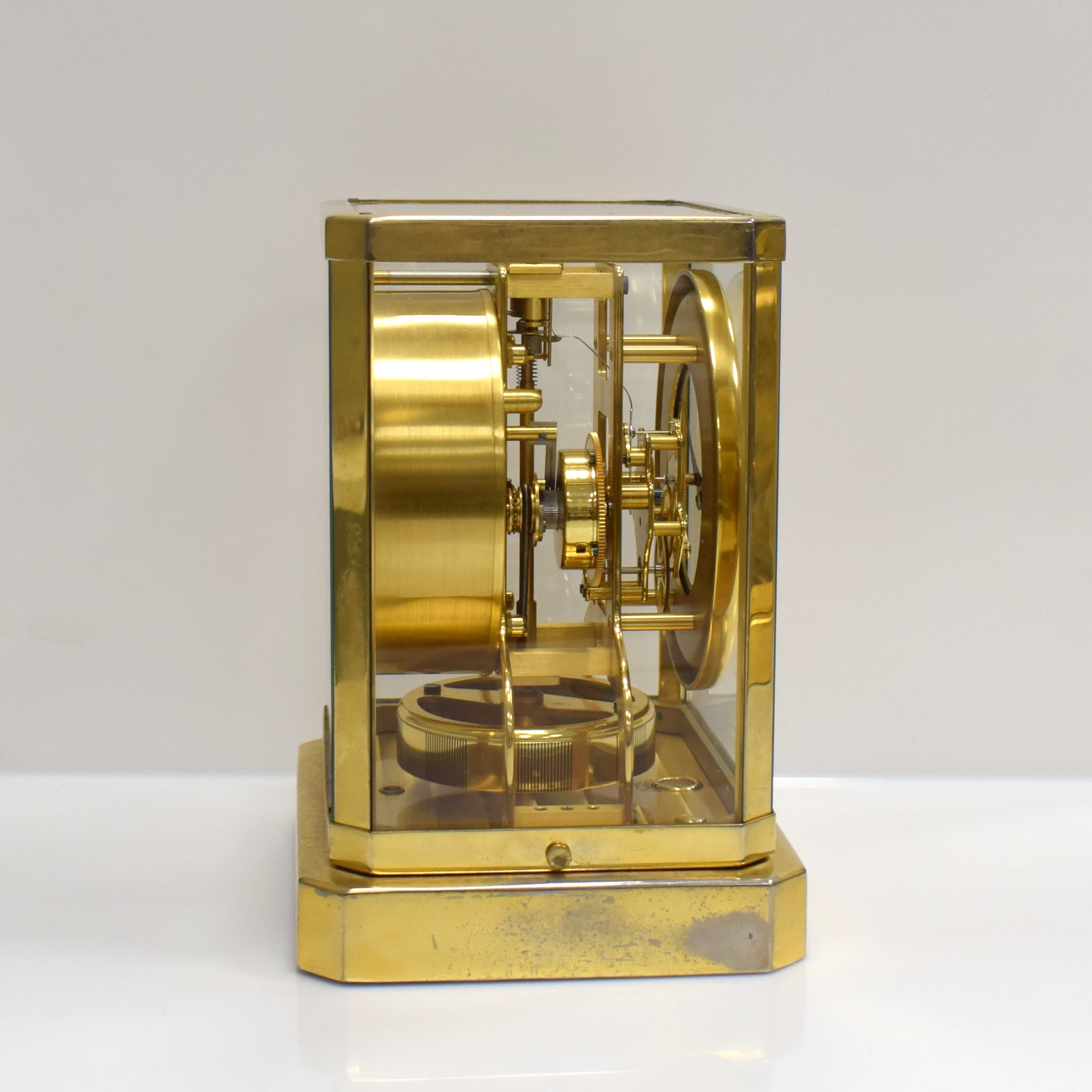 Detail c: LeCoultre seltene und frühe Tischuhr Pendule Perpetuelle Serie Atmos II, Schweiz um 1945, verg. und 5-seitig verglastes Geh. pat./korr., auf Sockel ...