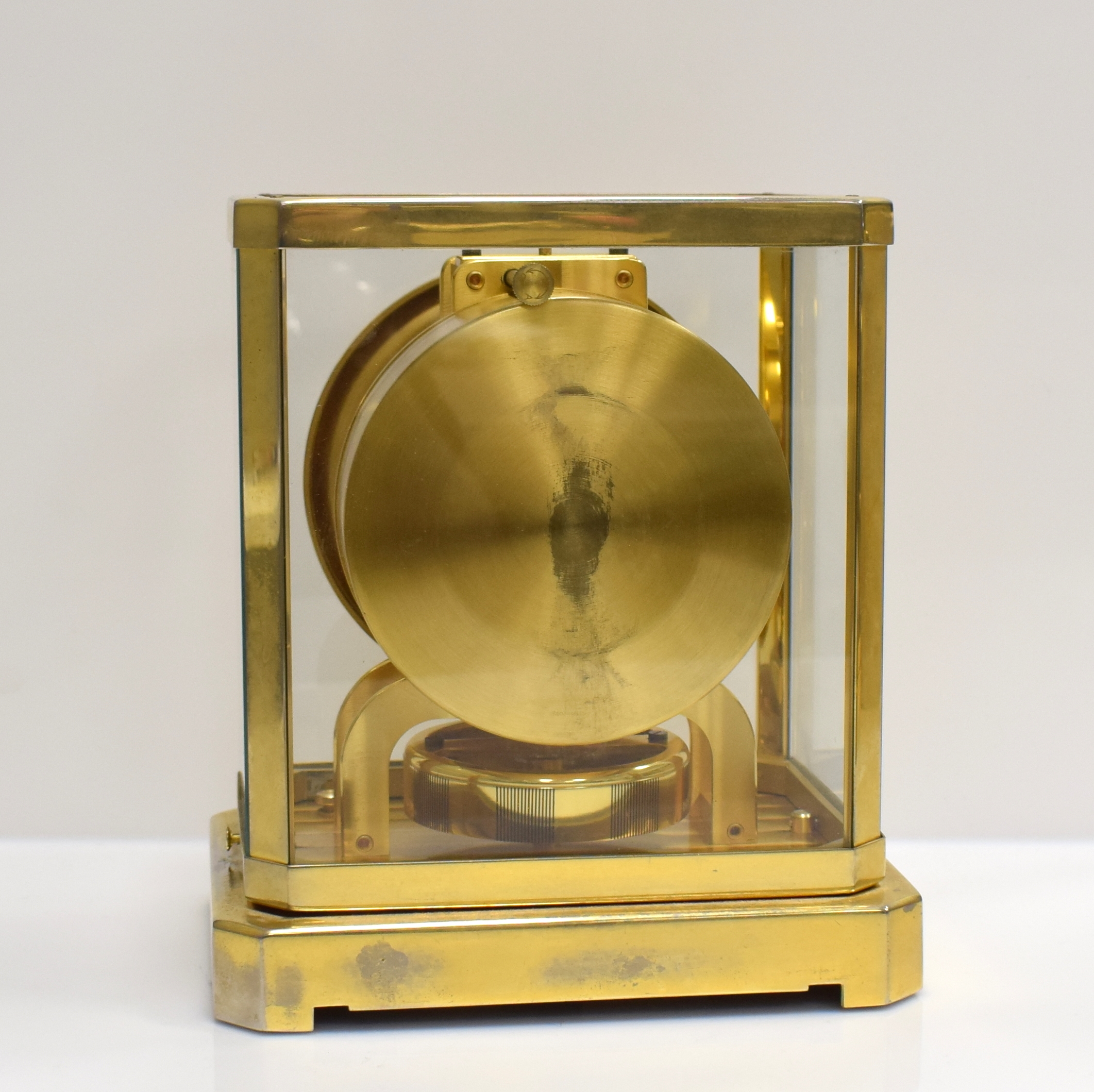 Detail d: LeCoultre seltene und frühe Tischuhr Pendule Perpetuelle Serie Atmos II, Schweiz um 1945, verg. und 5-seitig verglastes Geh. pat./korr., auf Sockel ...
