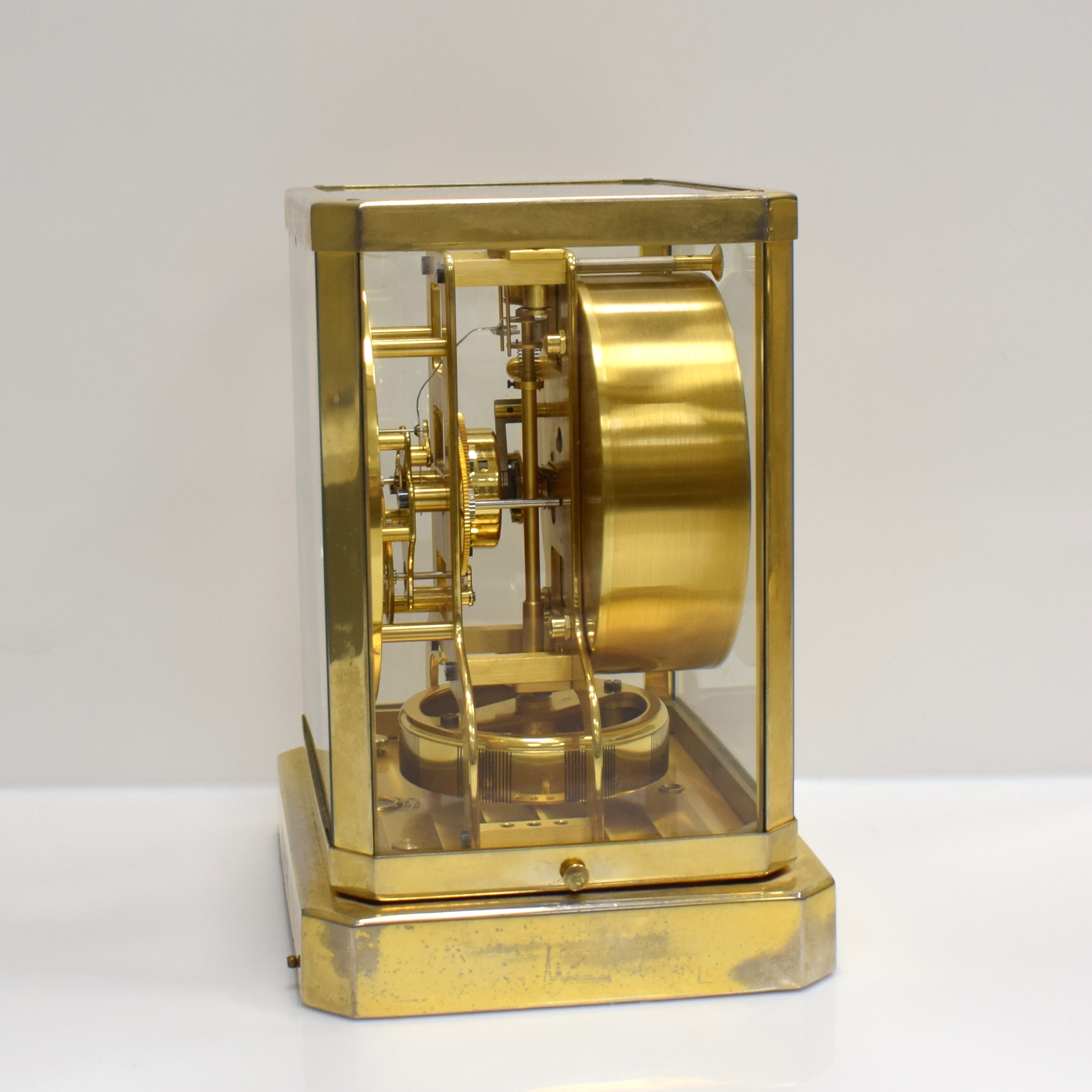 Detail e: LeCoultre seltene und frühe Tischuhr Pendule Perpetuelle Serie Atmos II, Schweiz um 1945, verg. und 5-seitig verglastes Geh. pat./korr., auf Sockel ...
