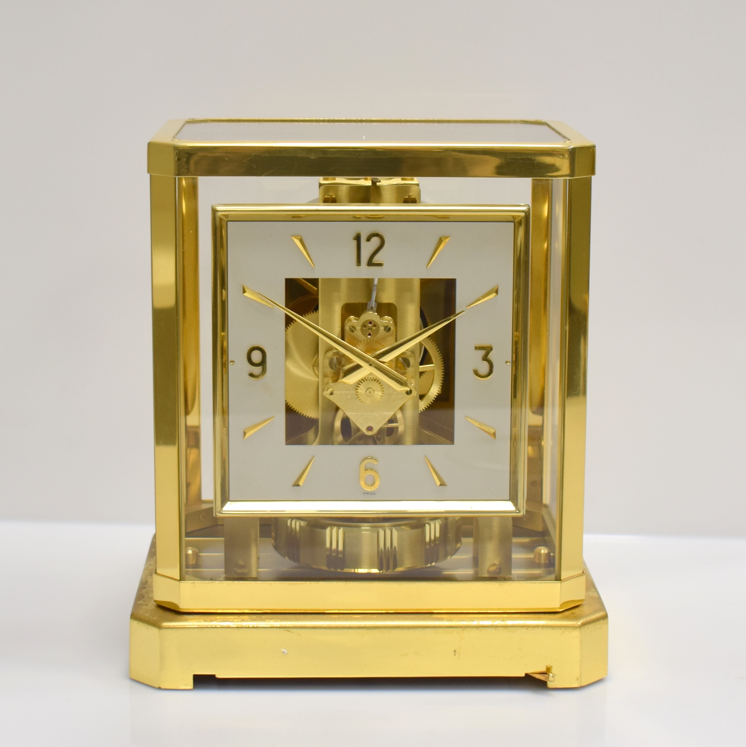 Detail a: LeCoultre Tischuhr Pendule Perpetuelle Serie Atmos VI, Schweiz um 1970, verg. und 5- seitig verglastes Geh. pat./korr., eckiges Zifferblatt mit ...