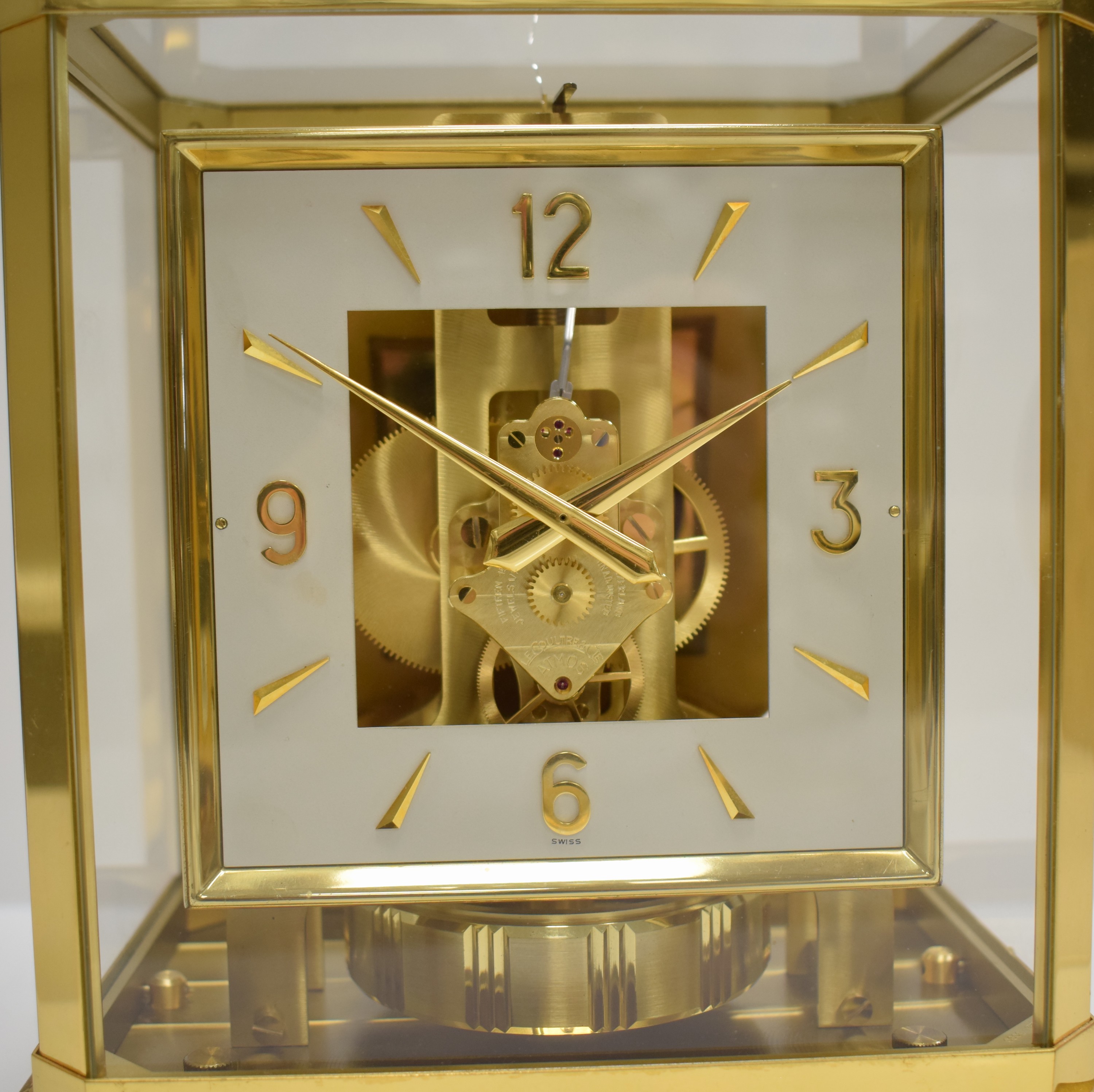 Detail b: LeCoultre Tischuhr Pendule Perpetuelle Serie Atmos VI, Schweiz um 1970, verg. und 5- seitig verglastes Geh. pat./korr., eckiges Zifferblatt mit ...