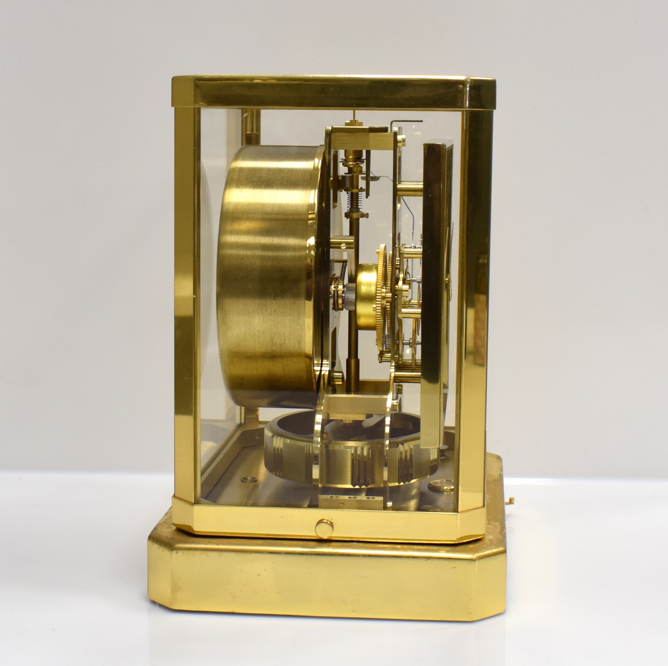 Detail c: LeCoultre Tischuhr Pendule Perpetuelle Serie Atmos VI, Schweiz um 1970, verg. und 5- seitig verglastes Geh. pat./korr., eckiges Zifferblatt mit ...