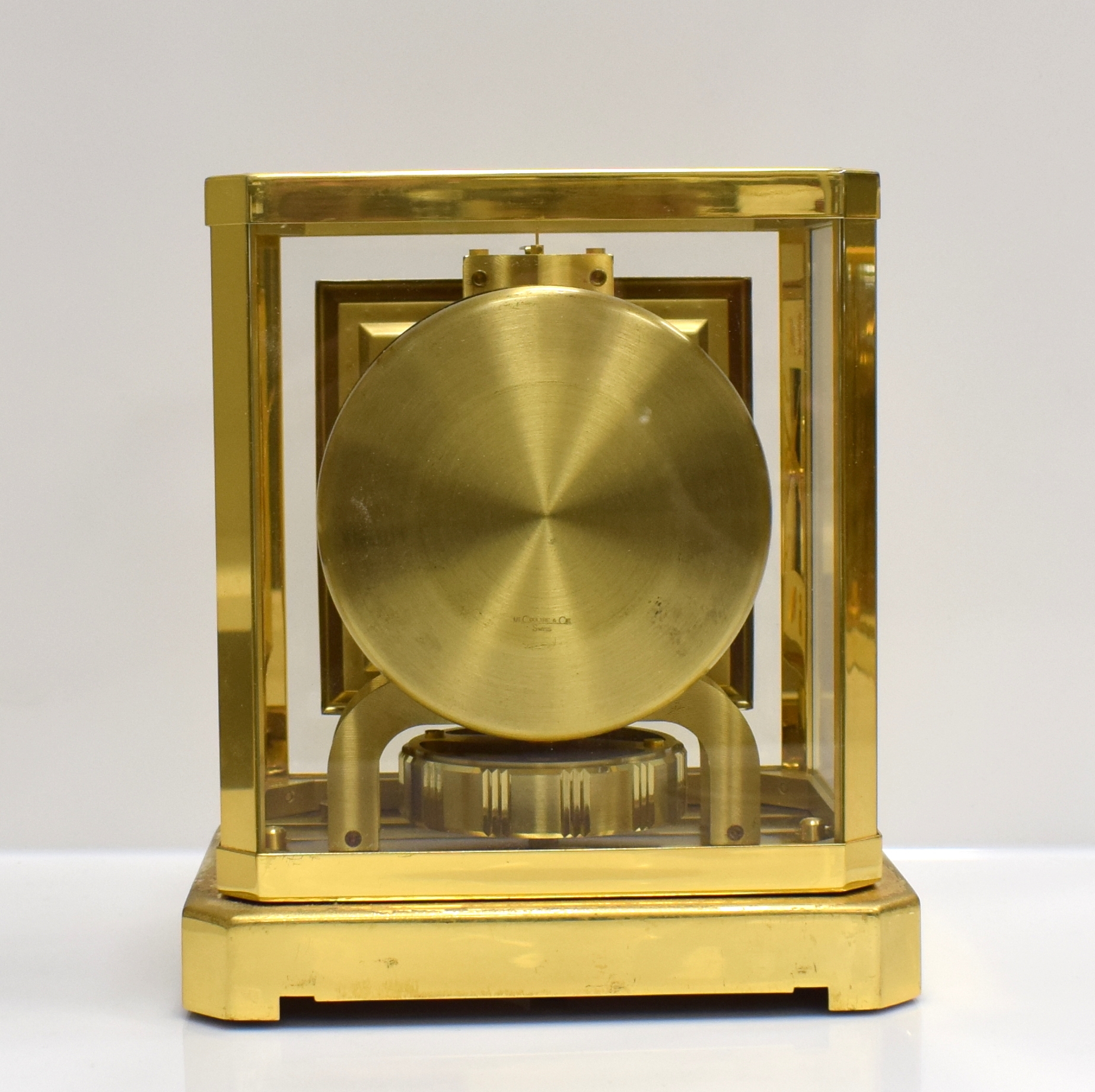 Detail d: LeCoultre Tischuhr Pendule Perpetuelle Serie Atmos VI, Schweiz um 1970, verg. und 5- seitig verglastes Geh. pat./korr., eckiges Zifferblatt mit ...