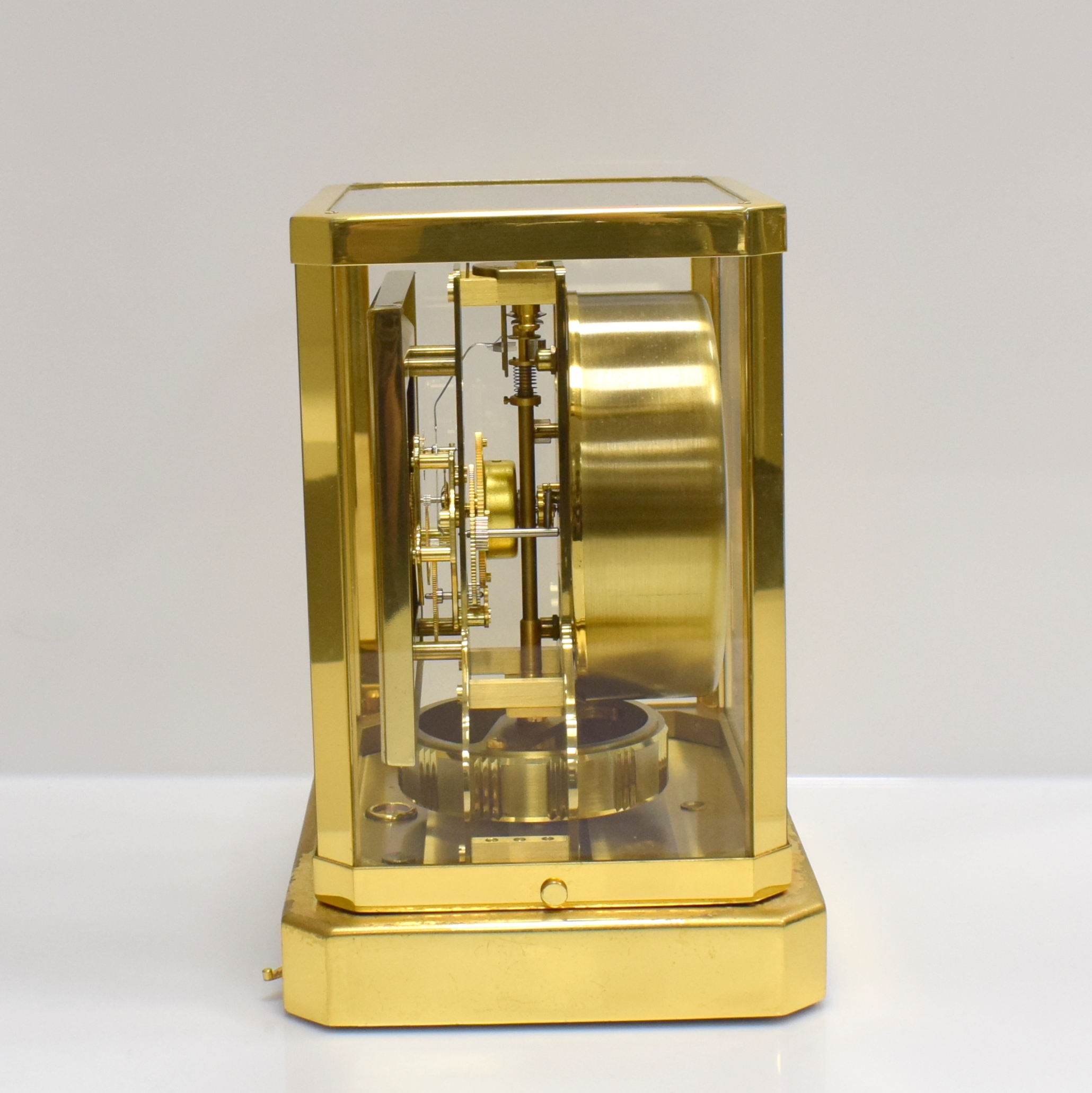 Detail e: LeCoultre Tischuhr Pendule Perpetuelle Serie Atmos VI, Schweiz um 1970, verg. und 5- seitig verglastes Geh. pat./korr., eckiges Zifferblatt mit ...