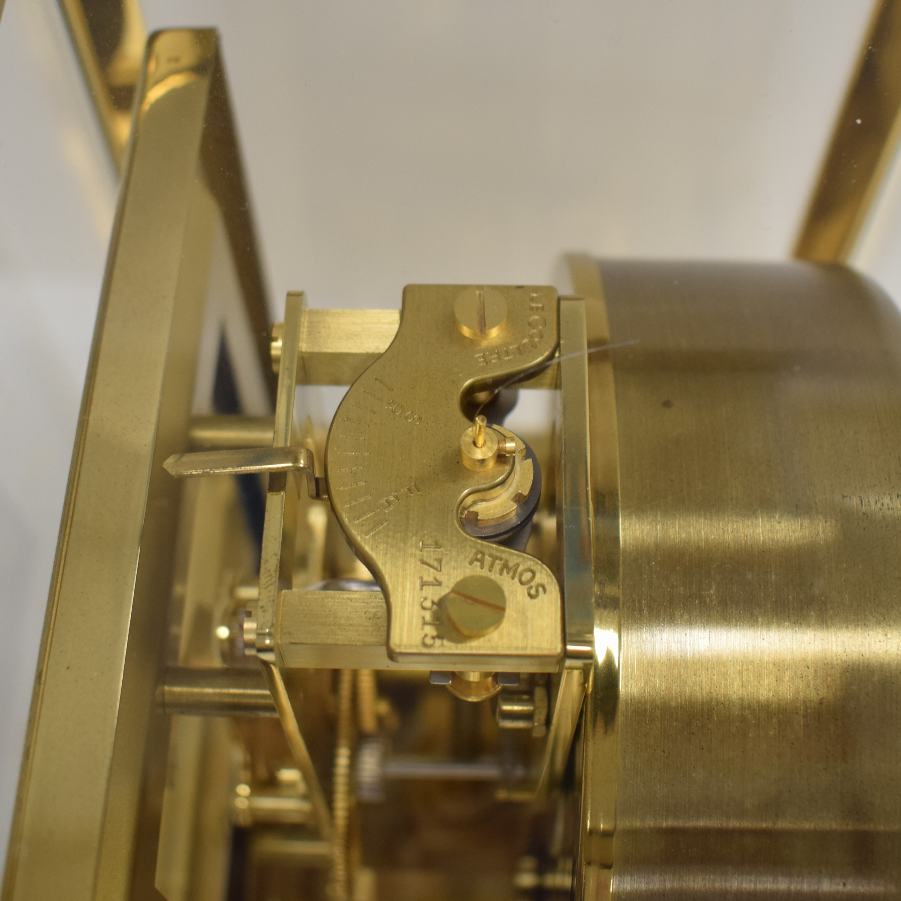 Detail f: LeCoultre Tischuhr Pendule Perpetuelle Serie Atmos VI, Schweiz um 1970, verg. und 5- seitig verglastes Geh. pat./korr., eckiges Zifferblatt mit ...
