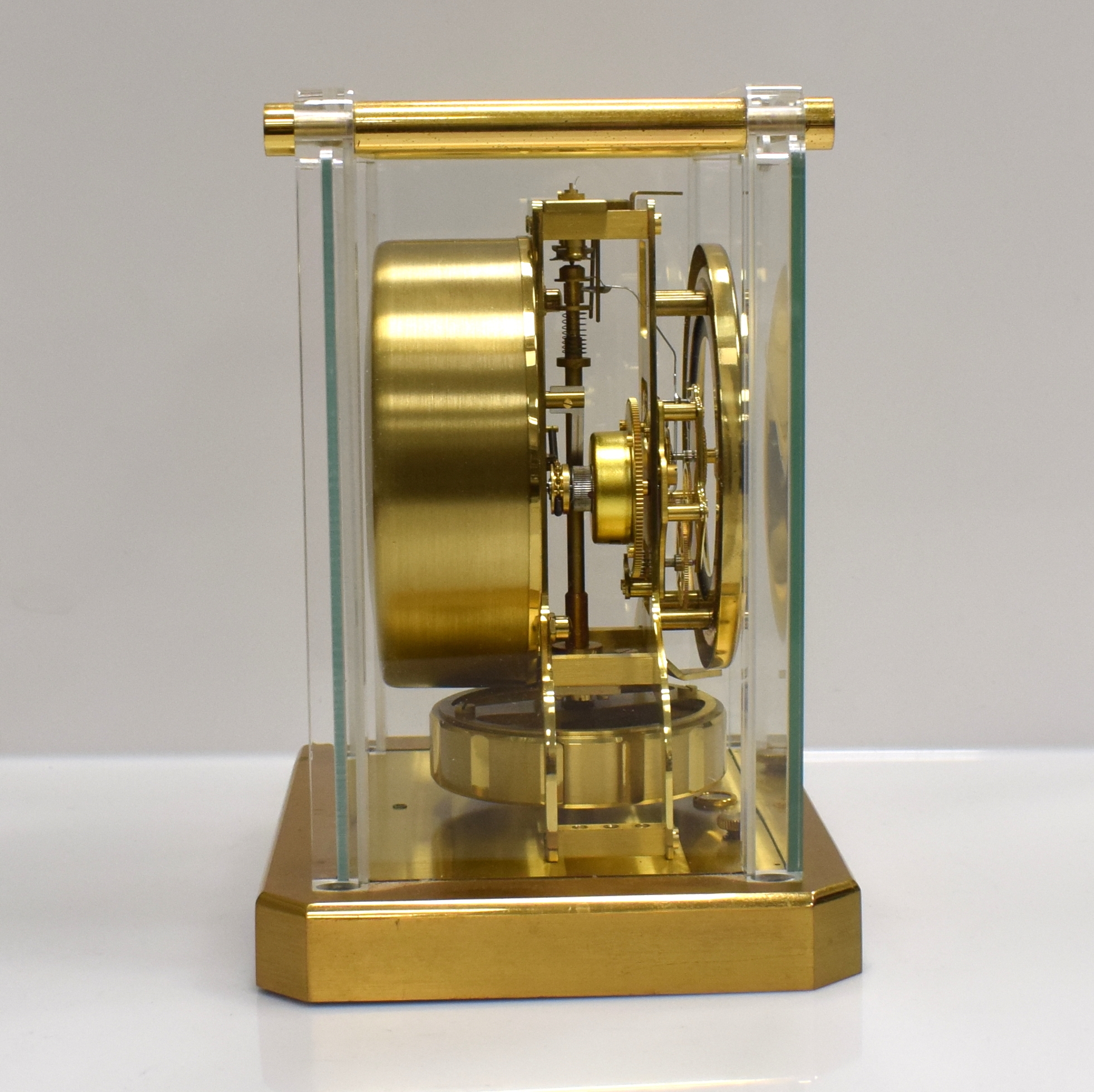 Detail b: Jaeger-LeCoultre seltene Drehpendel-Tischuhr Atmos V, Schweiz für den französischen Markt um 1965, verg., 5-seitig vergl. Geh., nach vorn zu ...