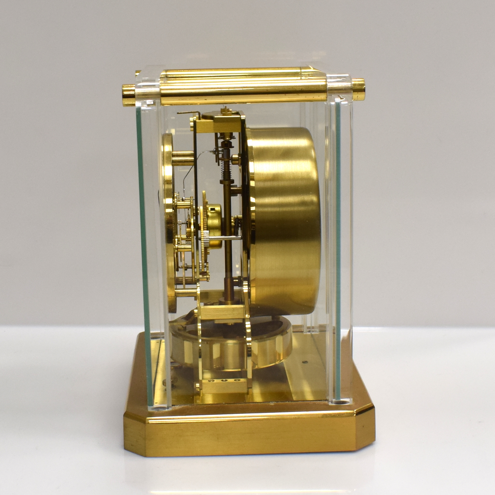 Detail d: Jaeger-LeCoultre seltene Drehpendel-Tischuhr Atmos V, Schweiz für den französischen Markt um 1965, verg., 5-seitig vergl. Geh., nach vorn zu ...