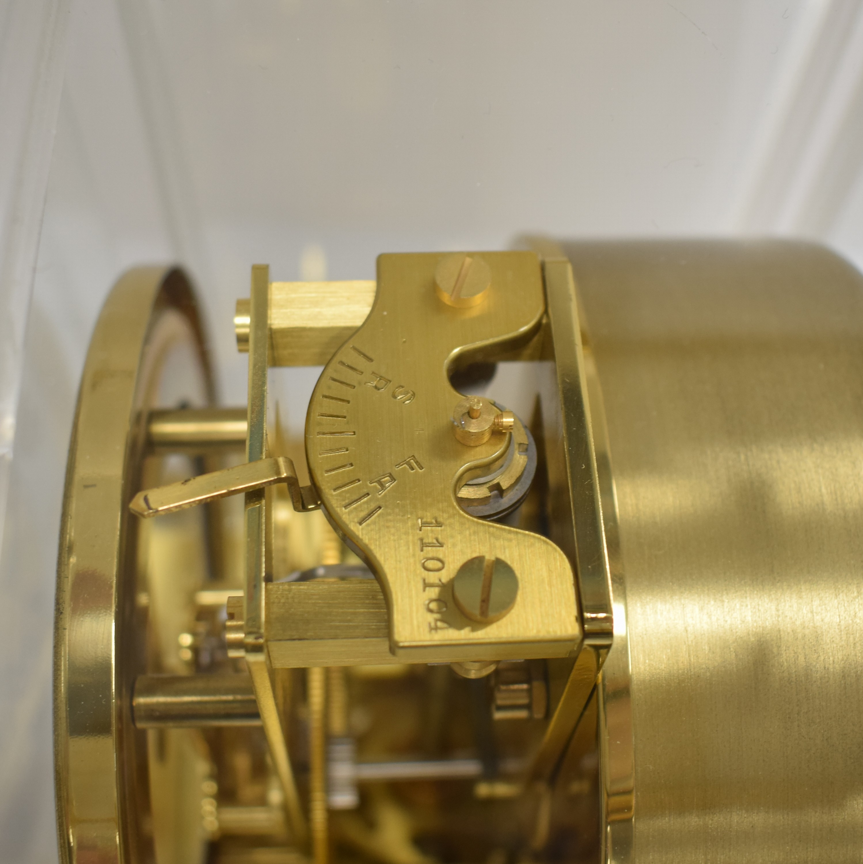 Detail e: Jaeger-LeCoultre seltene Drehpendel-Tischuhr Atmos V, Schweiz für den französischen Markt um 1965, verg., 5-seitig vergl. Geh., nach vorn zu ...