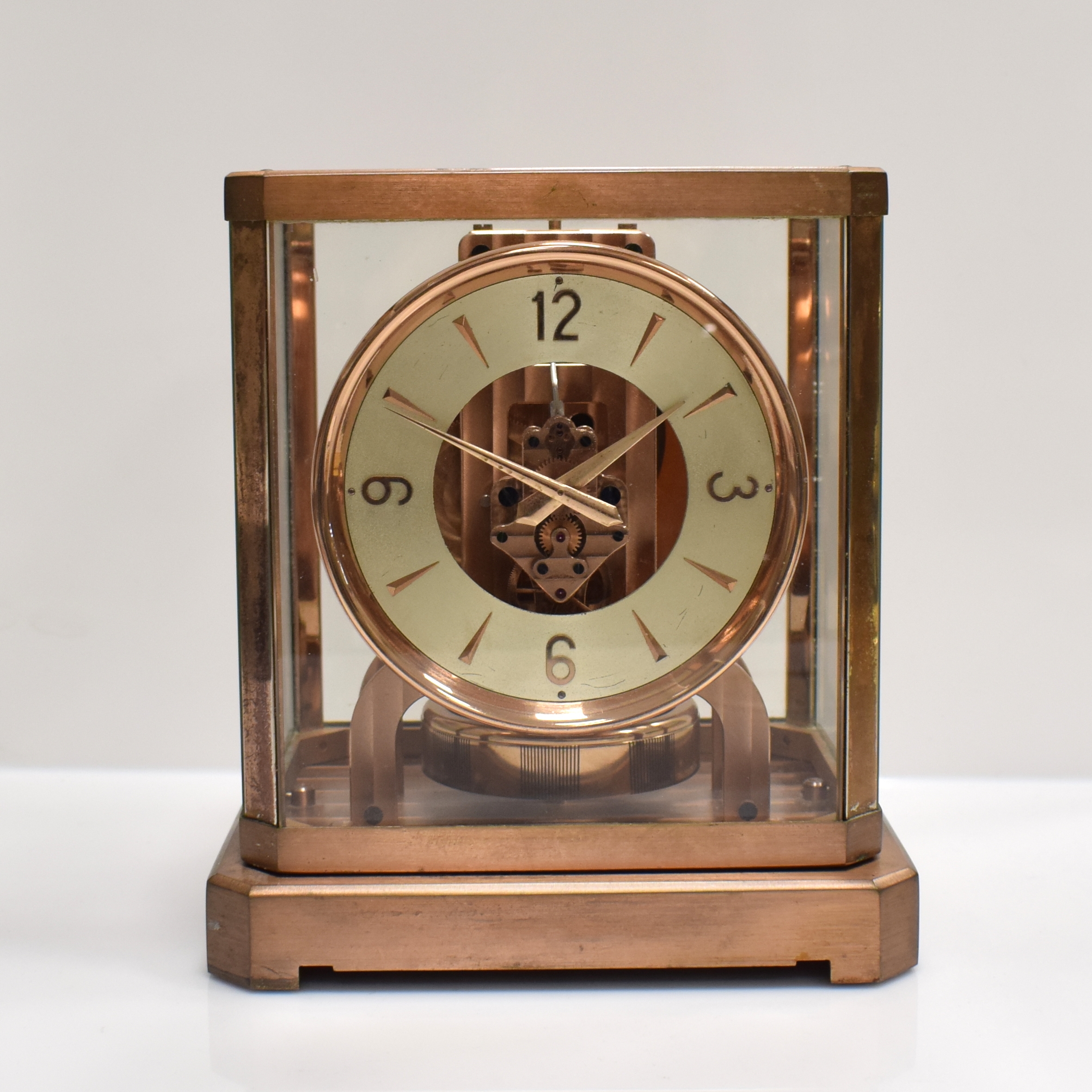 Detail a: LeCoultre seltene und frühe Tischuhr Pendule Perpetuelle Serie Atmos II, Schweiz um 1940,kupferfarb. und 5-seitig verglastes Geh. pat./korr., silb. ...