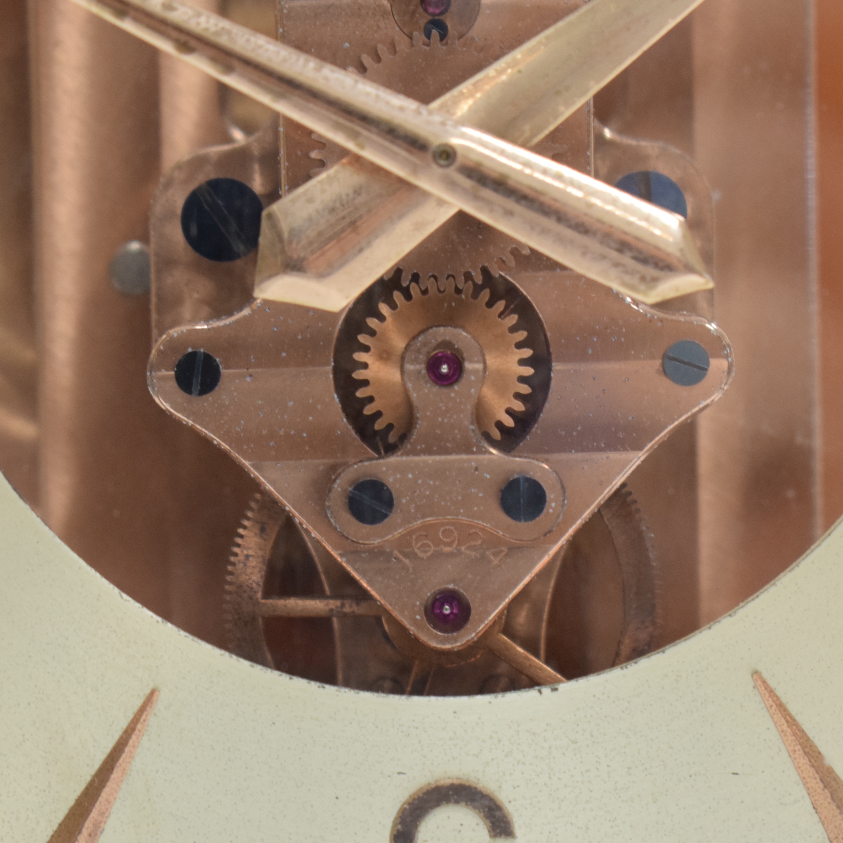 Detail b: LeCoultre seltene und frühe Tischuhr Pendule Perpetuelle Serie Atmos II, Schweiz um 1940,kupferfarb. und 5-seitig verglastes Geh. pat./korr., silb. ...