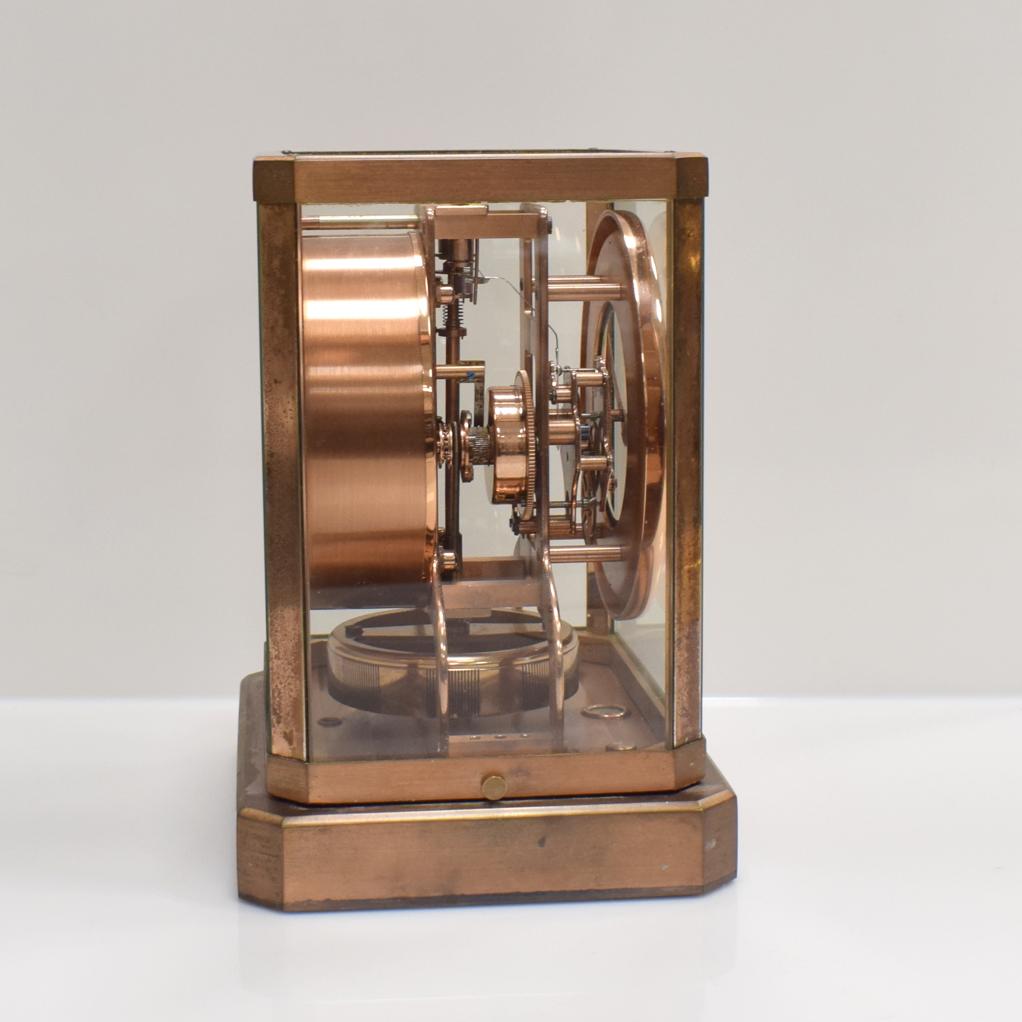 Detail c: LeCoultre seltene und frühe Tischuhr Pendule Perpetuelle Serie Atmos II, Schweiz um 1940,kupferfarb. und 5-seitig verglastes Geh. pat./korr., silb. ...