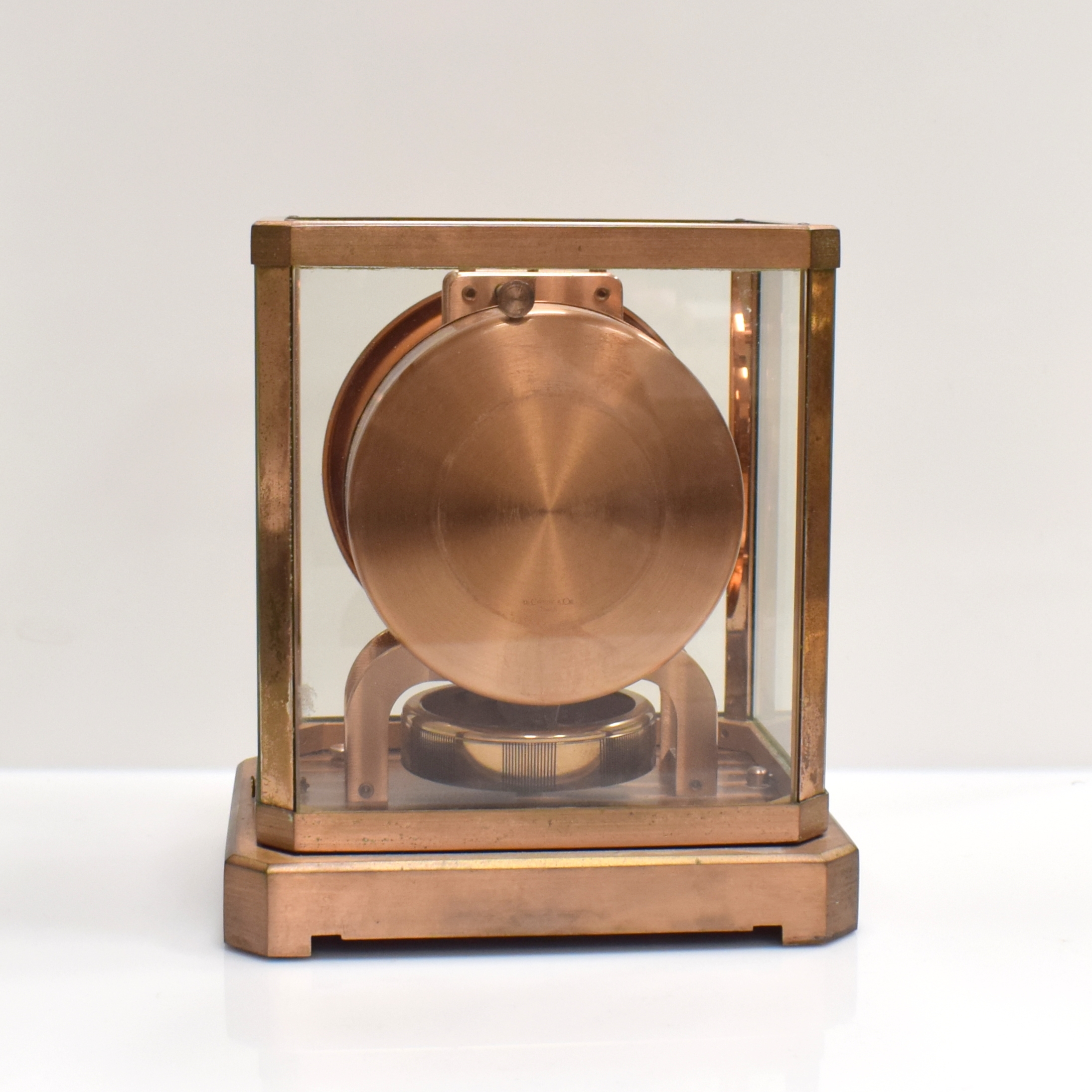 Detail d: LeCoultre seltene und frühe Tischuhr Pendule Perpetuelle Serie Atmos II, Schweiz um 1940,kupferfarb. und 5-seitig verglastes Geh. pat./korr., silb. ...