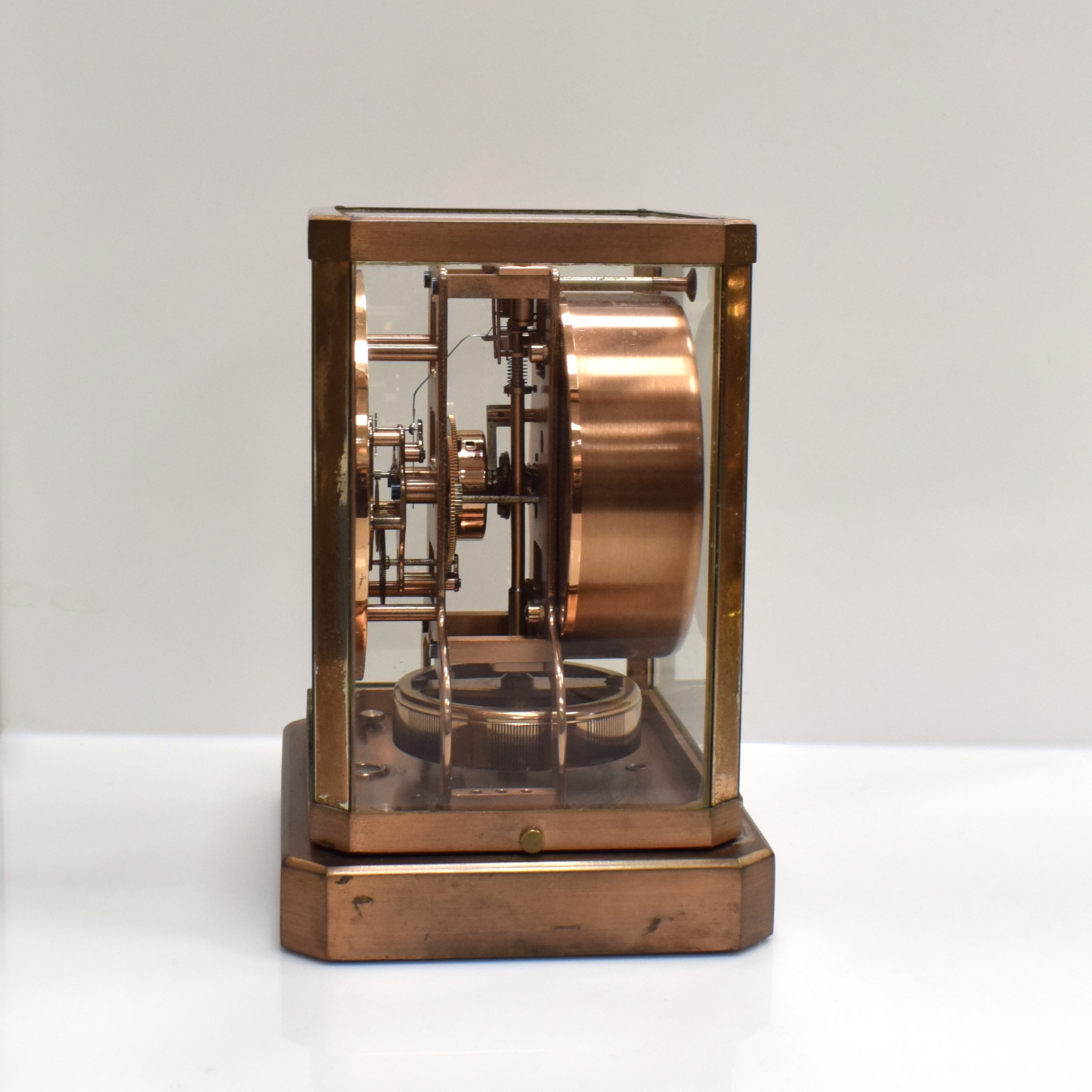 Detail e: LeCoultre seltene und frühe Tischuhr Pendule Perpetuelle Serie Atmos II, Schweiz um 1940,kupferfarb. und 5-seitig verglastes Geh. pat./korr., silb. ...