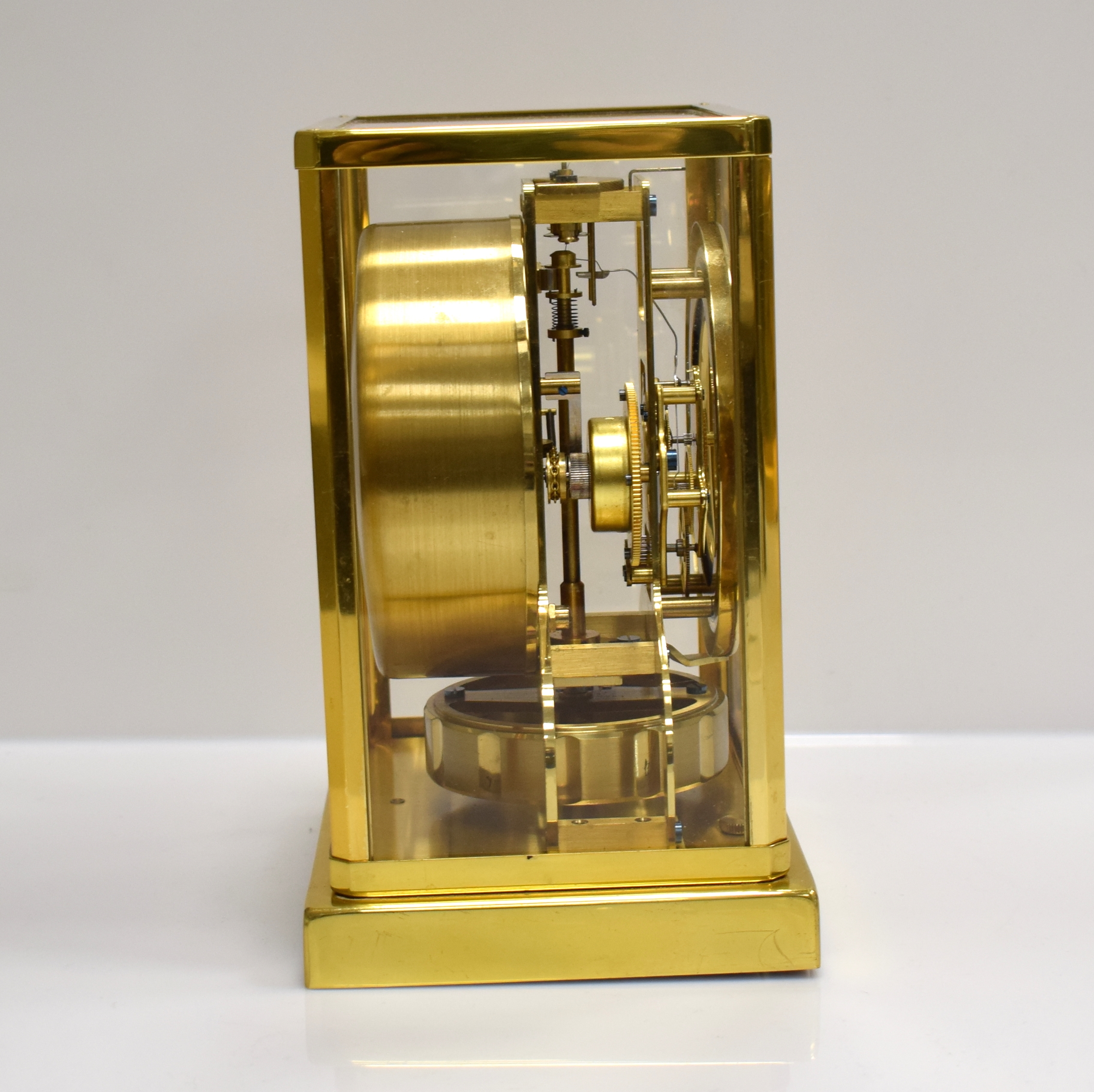 Detail b: Jaeger-LeCoultre Drehpendel-Tischuhr Atmos V Referenz 5800 Modell Classic, Schweiz um 1960, verg., 5-seitig vergl. Geh., nach vorn zu öffnen durch ...