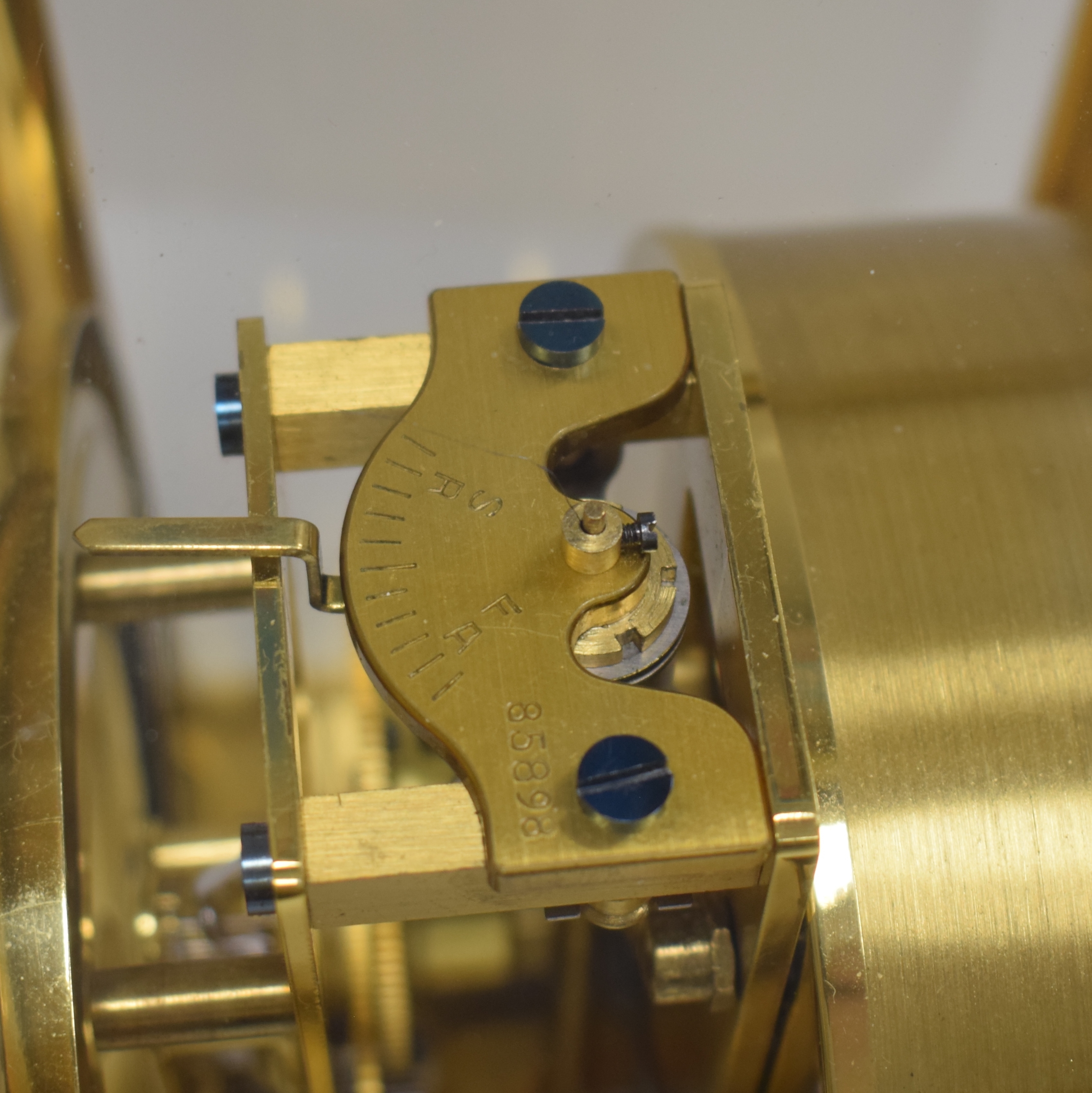 Detail e: Jaeger-LeCoultre Drehpendel-Tischuhr Atmos V Referenz 5800 Modell Classic, Schweiz um 1960, verg., 5-seitig vergl. Geh., nach vorn zu öffnen durch ...