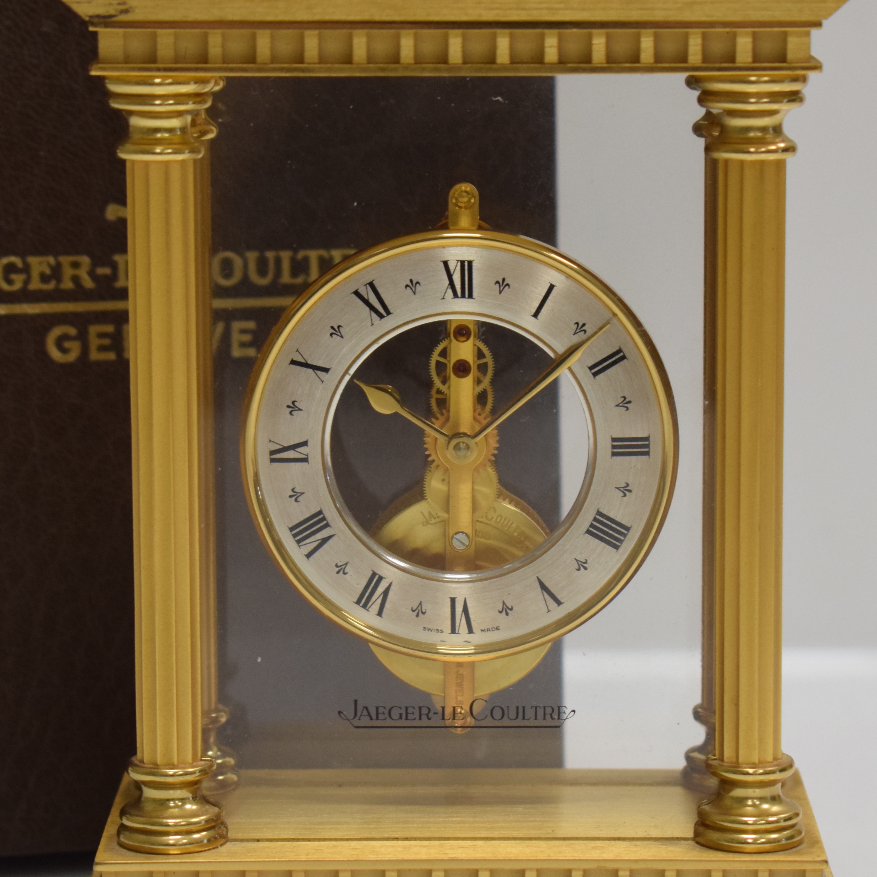 Detail a: Jaeger-LeCoultre feine Tischührchen mit Stabwerk, verg. Messinggeh. zweiseitig vergl., teilw. pol., teilw. matt., silb. Ringzifferblatt m. röm. ...