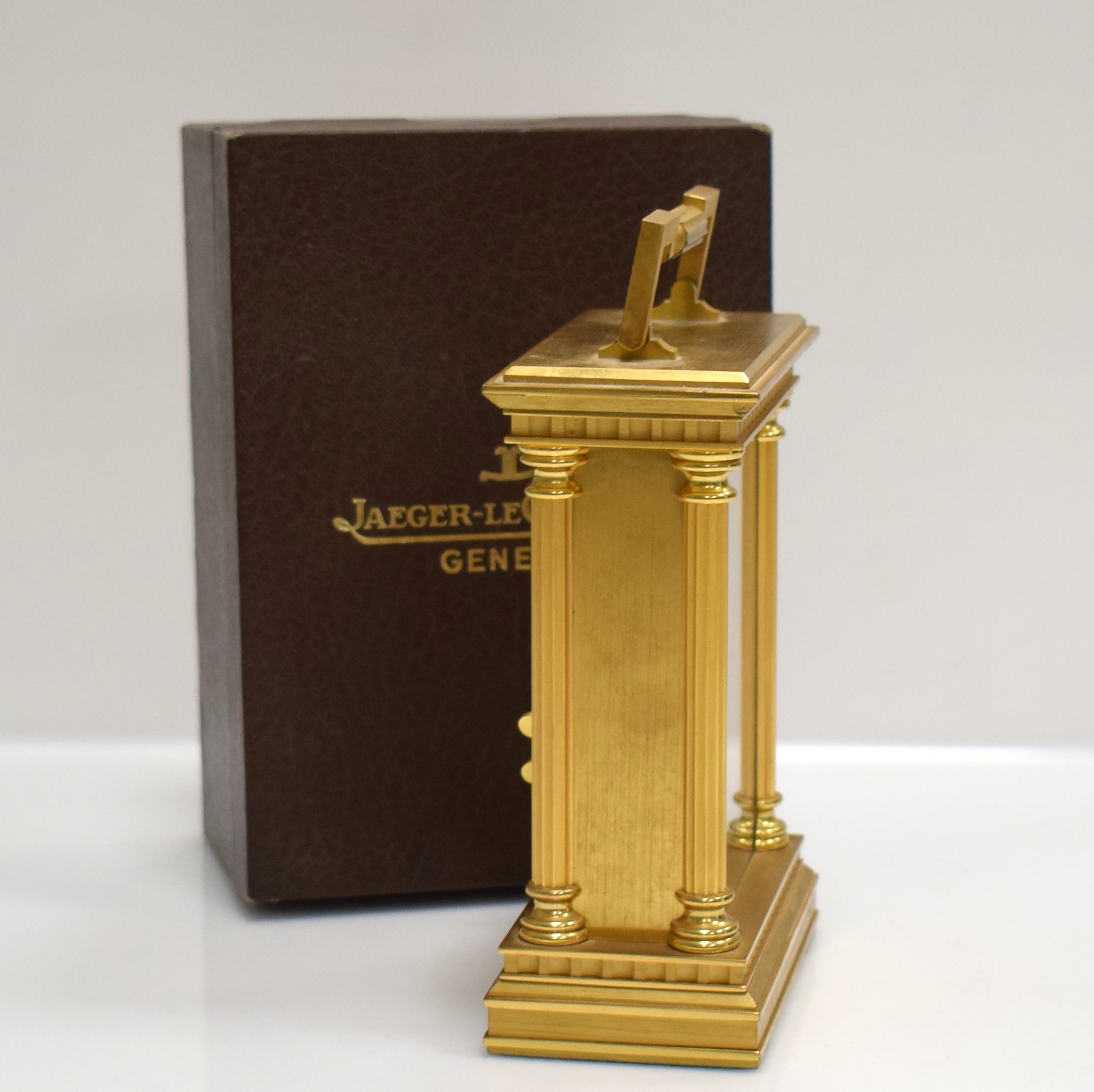 Detail b: Jaeger-LeCoultre feine Tischührchen mit Stabwerk, verg. Messinggeh. zweiseitig vergl., teilw. pol., teilw. matt., silb. Ringzifferblatt m. röm. ...