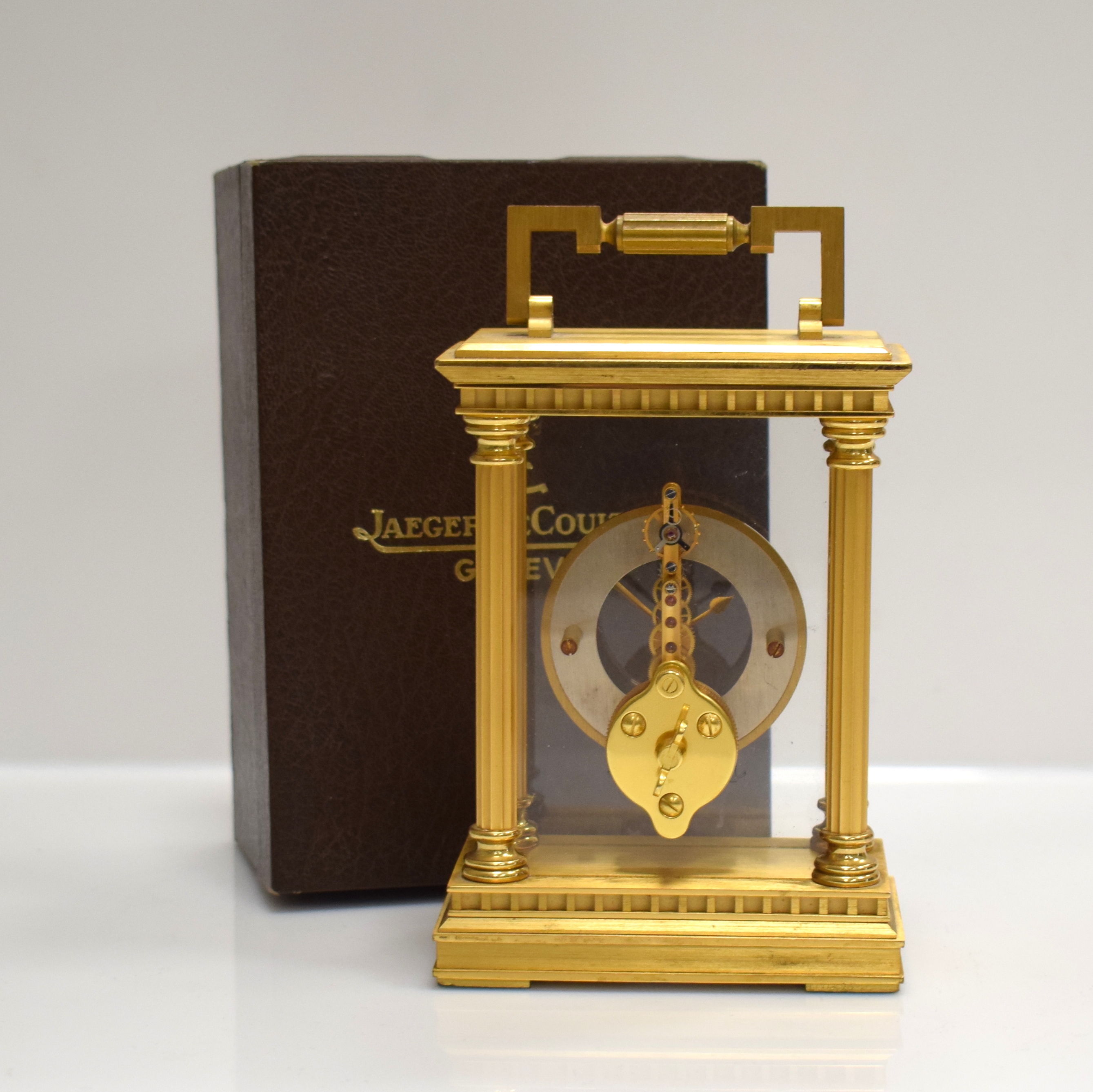 Detail c: Jaeger-LeCoultre feine Tischührchen mit Stabwerk, verg. Messinggeh. zweiseitig vergl., teilw. pol., teilw. matt., silb. Ringzifferblatt m. röm. ...